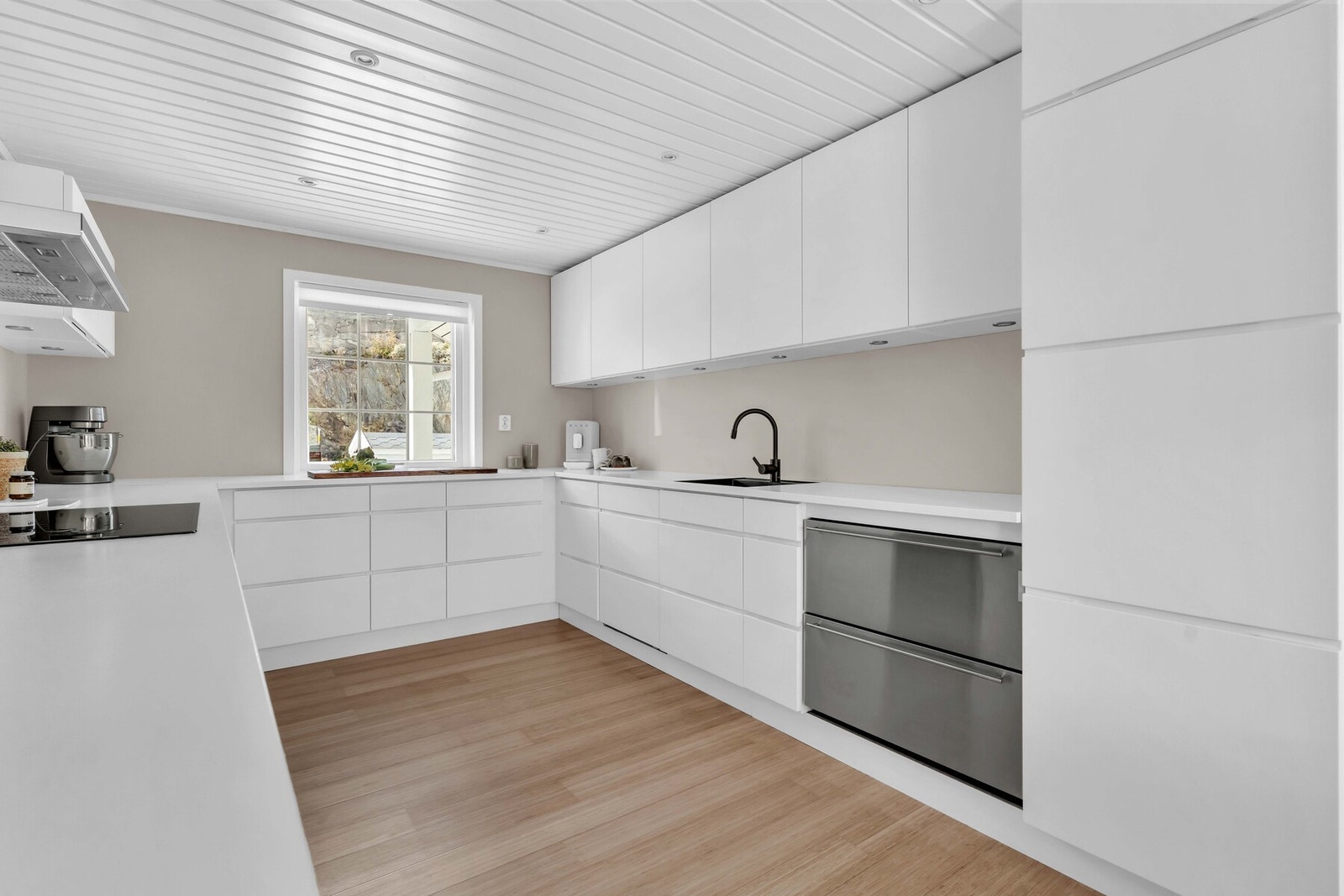 God plass på benkeflater gjør matlagingen enkel og inspirerende, og ekstra fryser i tilknyttet bod gir deg rikelig med oppbevaringsmuligheter. Galleribilde