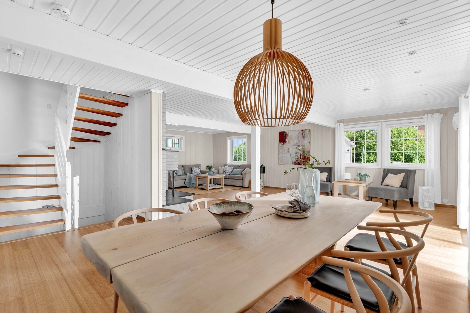 Stuen ligger i direkte tilknytning til kjøkkenet, noe som skaper en sosial flyt og gjør det enkelt å kombinere matlaging og hyggelige samtaler. Galleribilde