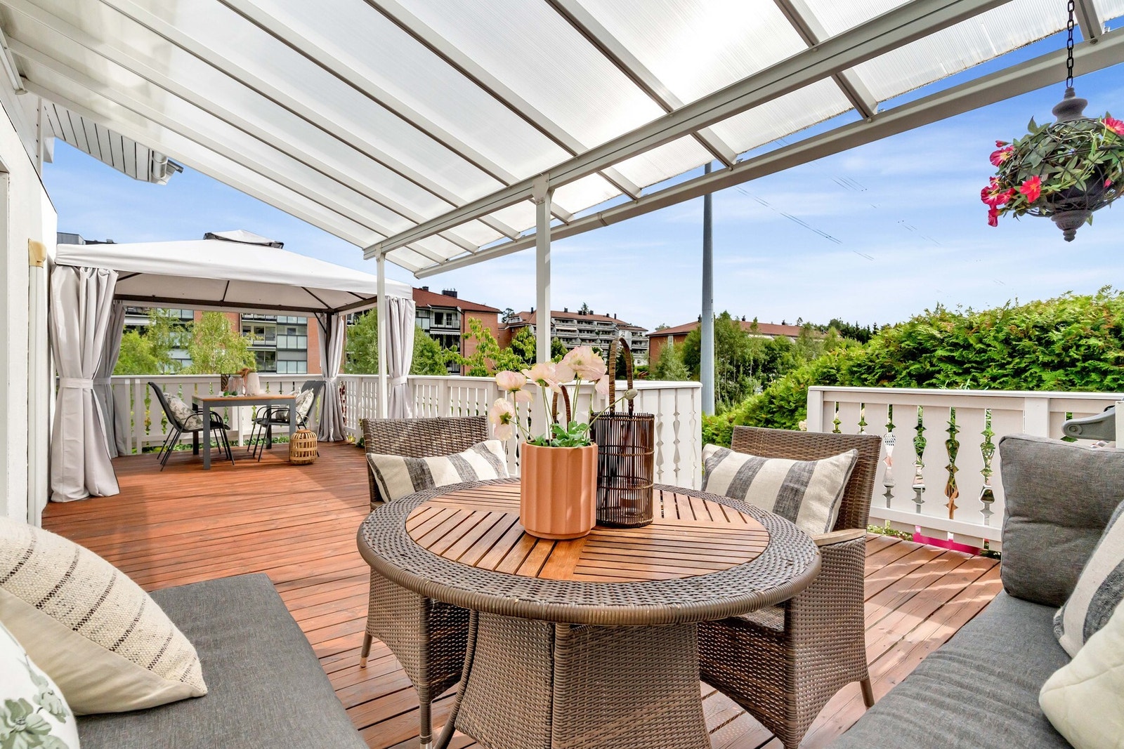 Sydøstvendt beliggenhet gir herlig morgensol og lys gjennom dagen - ideelt for frokost ute og late timer i sola. Galleribilde