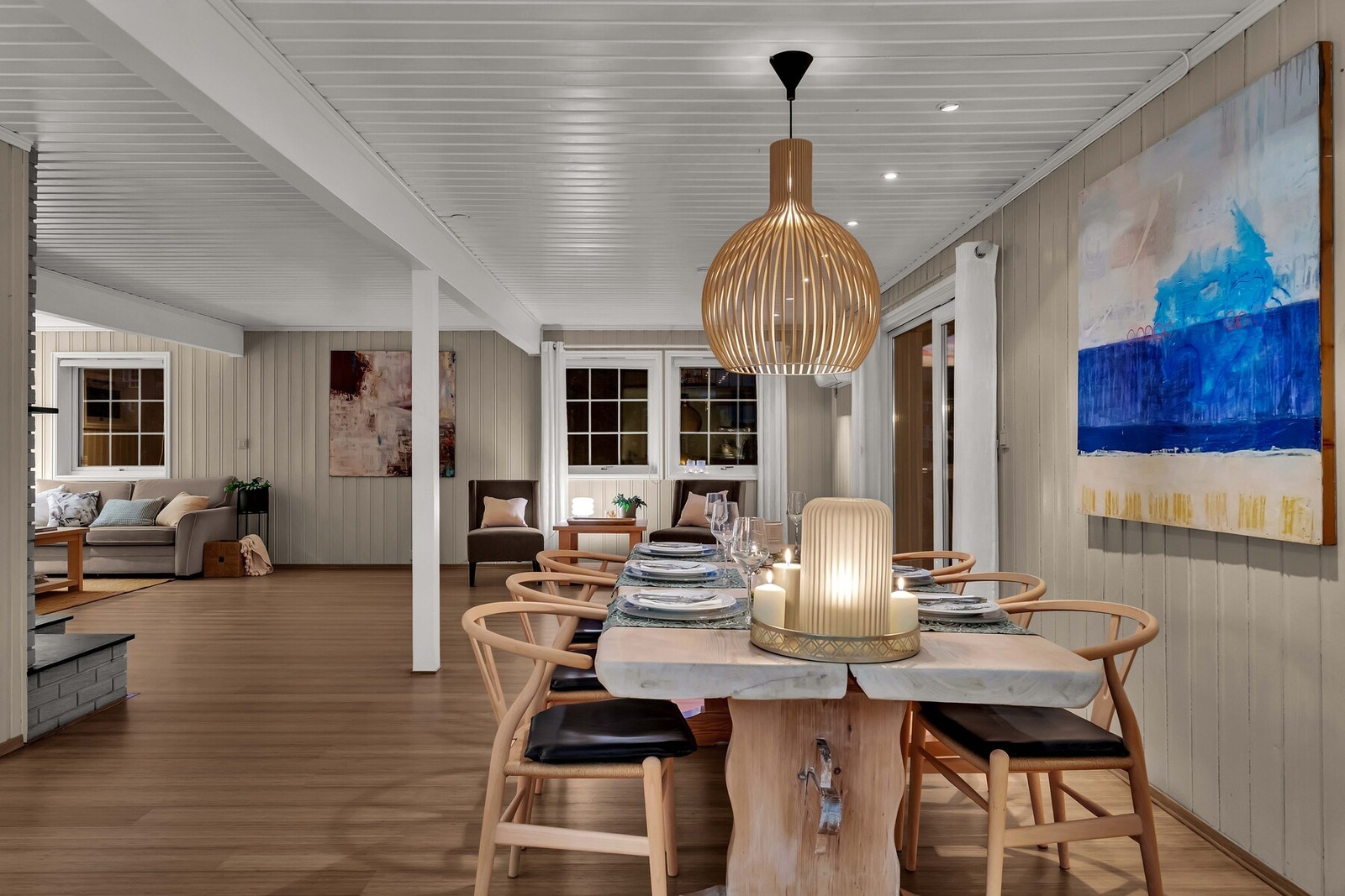 Det er kort vei til kollektivtilbud, skoler og servicetilbud gjør hverdagen både enkel og effektiv. Galleribilde