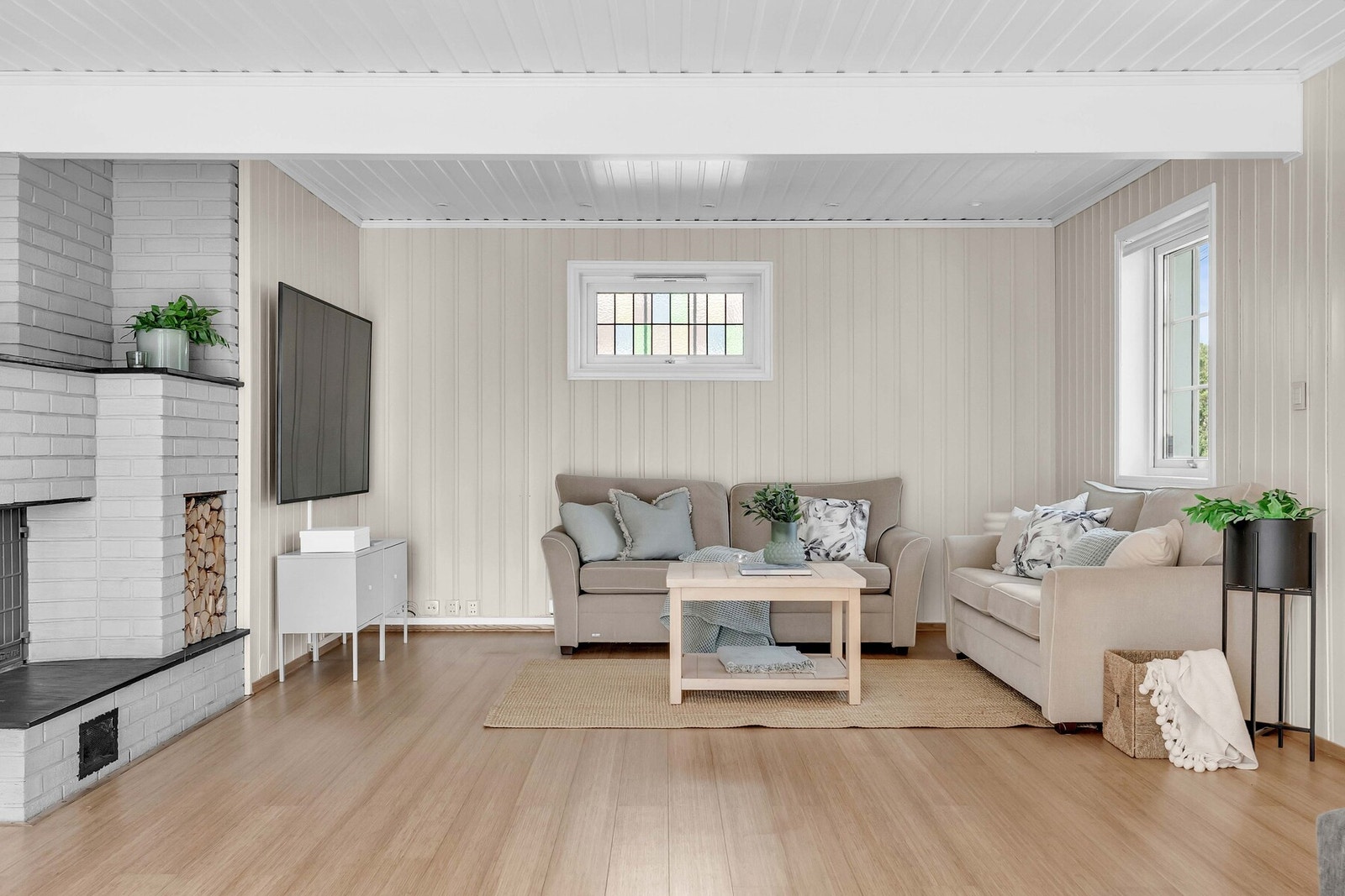 Fra stuen går du rett ut til en sydøstvendt terrasse på hele 49 m² - en perfekt utvidelse av oppholdsrommet. Galleribilde