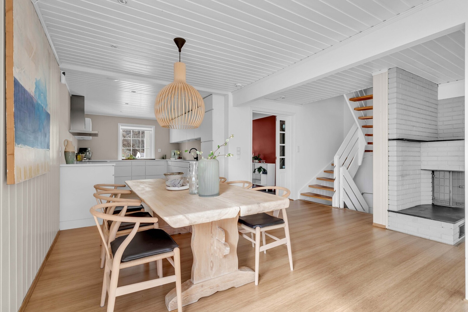 Den åpne løsningen gir en naturlig samlingsplass der måltider, samtaler og minner skapes i et lyst og sosialt miljø. Galleribilde