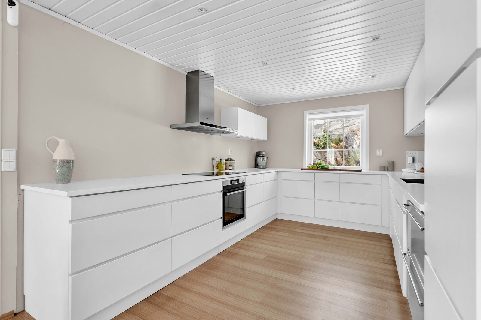 Her får du kjøleskuffer, romslig oppvaskmaskin, bred induksjonstopp, komfyr med varmluft- og dampfunksjon samt ventilator med avtrekk ut - alt fra 2016. Galleribilde