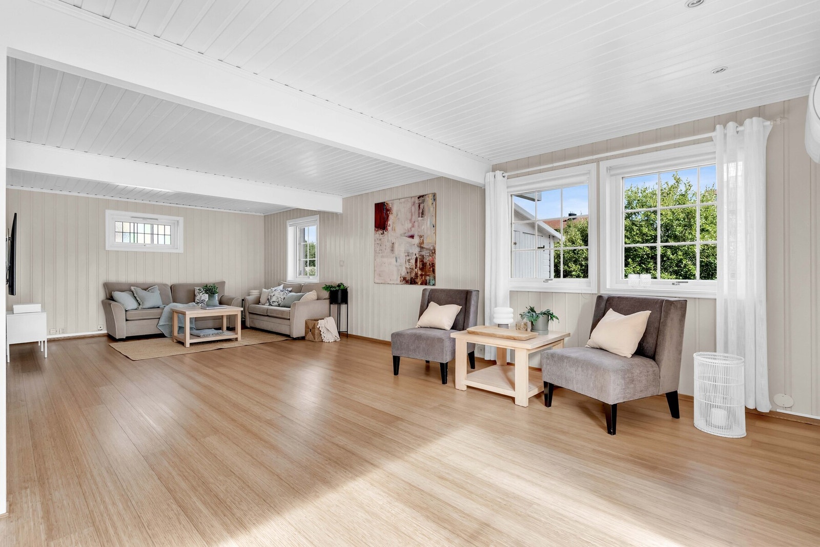 Med plass til både sofakrok, spisebord og sosiale soner er dette en stue som tilpasses både hverdagsliv og festlige lag. Galleribilde