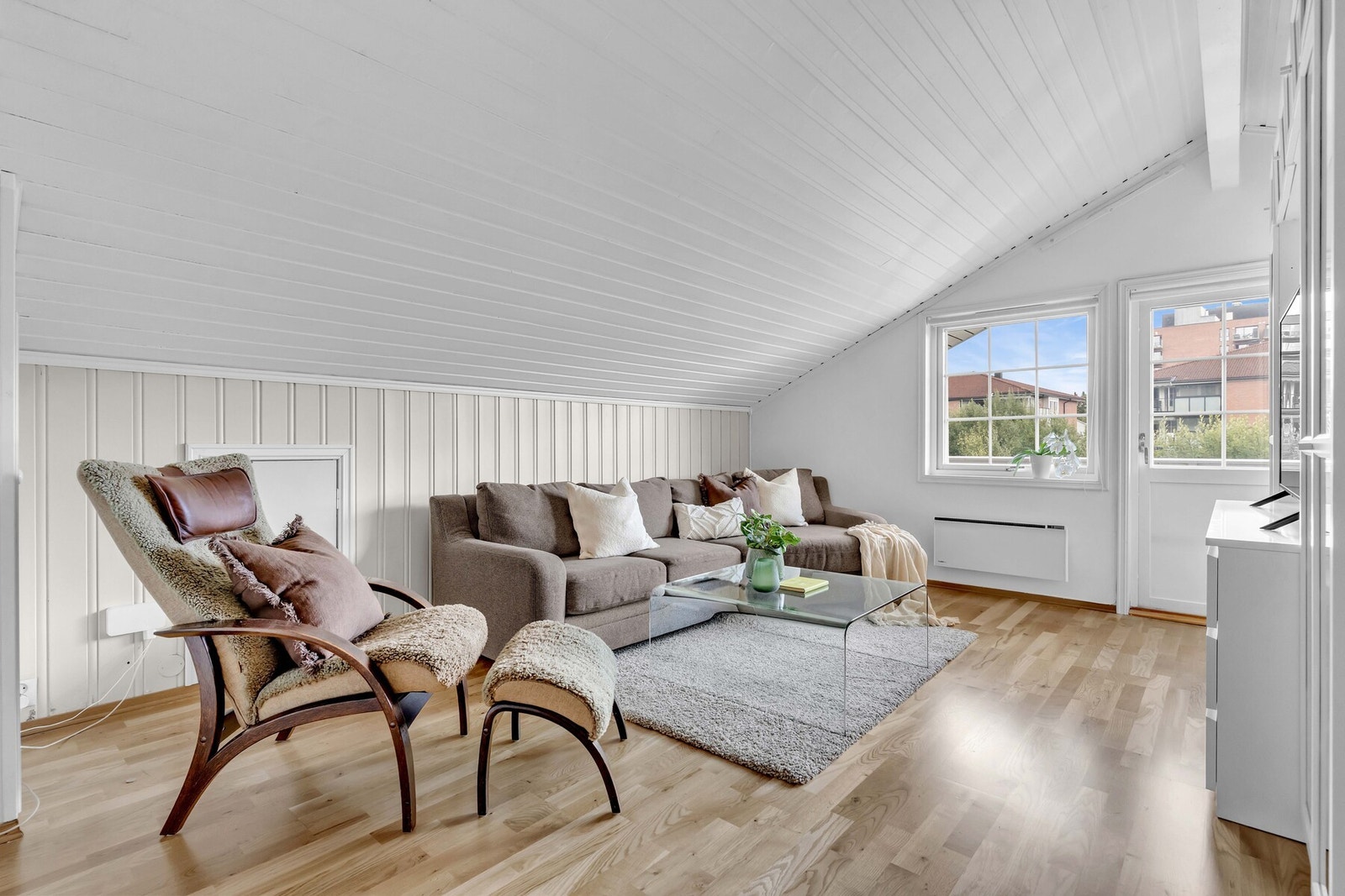 Stuen i boligens 2 etasje er et rom som enkelt kan bli familiens tv-stue, et ungdomsrom med privatliv eller et lyst lekerom for de minste. Galleribilde