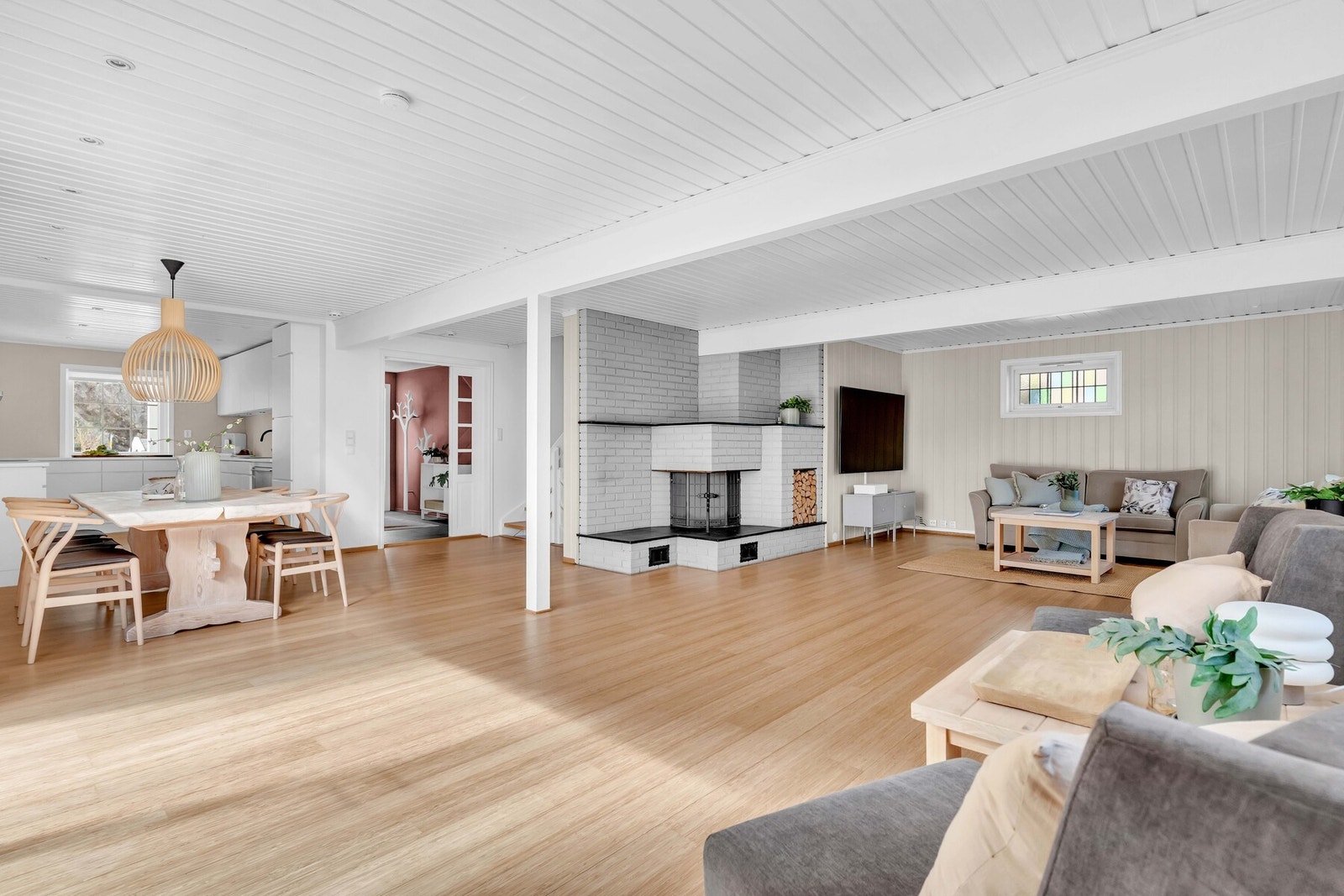 På kjølige kvelder setter peisen en lun og klassisk atmosfære som inviterer til rolige stunder og hyggelige kvelder. Galleribilde