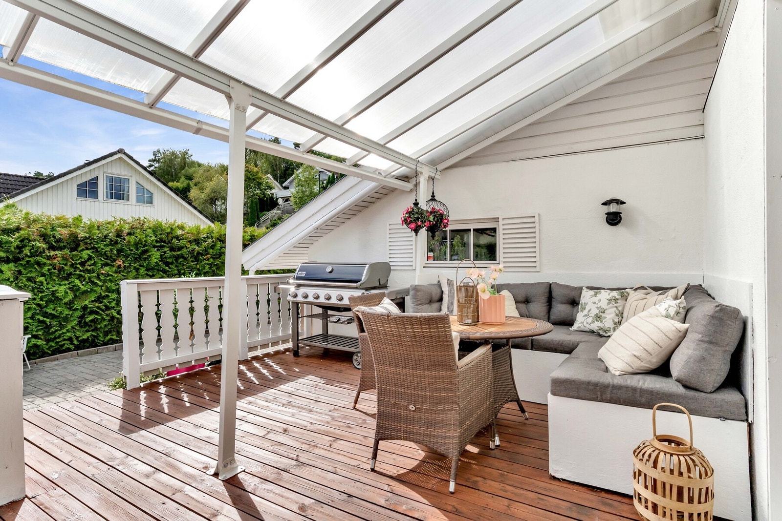 Hele 49 m² uteplass gir deg mange innredningsmuligheter - fra spisebord til lounge og solsenger. Galleribilde