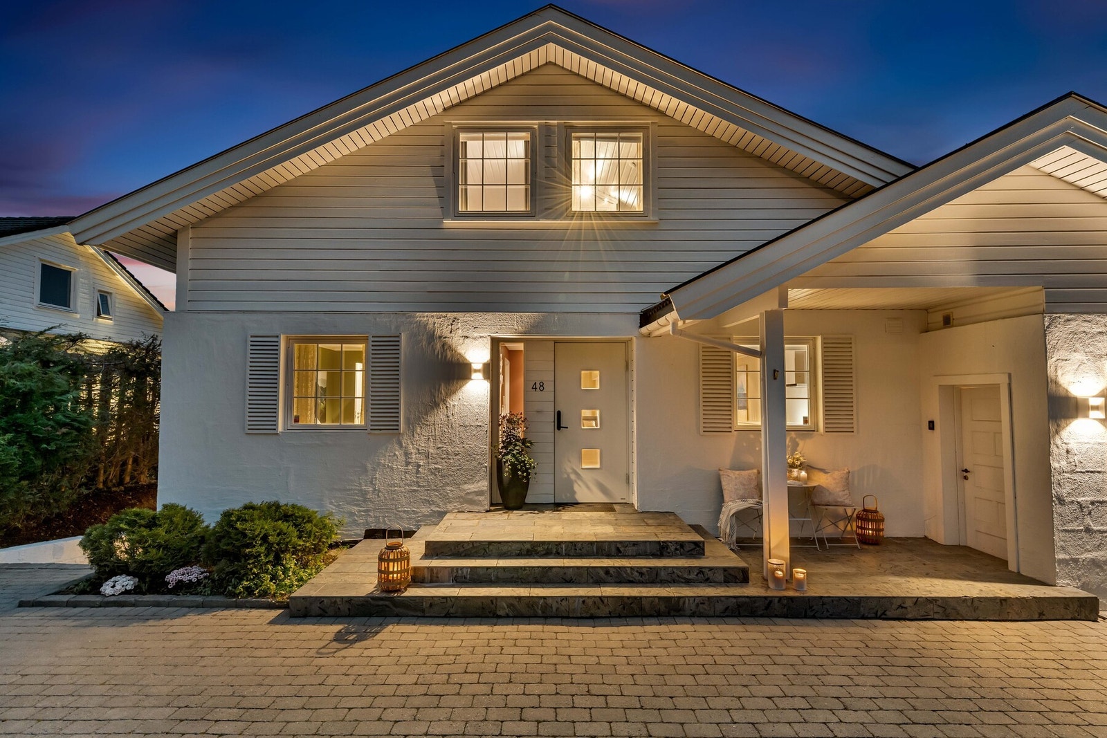 Velkommen til et innbydende inngangsparti med et pent steinbelagt repo på ca. 12 m². Her er det plass til en koselig sittegruppe, beplantning eller dekor, som skaper et hyggelig førsteinntrykk av boligen allerede før man trår over dørstokken. Galleribilde