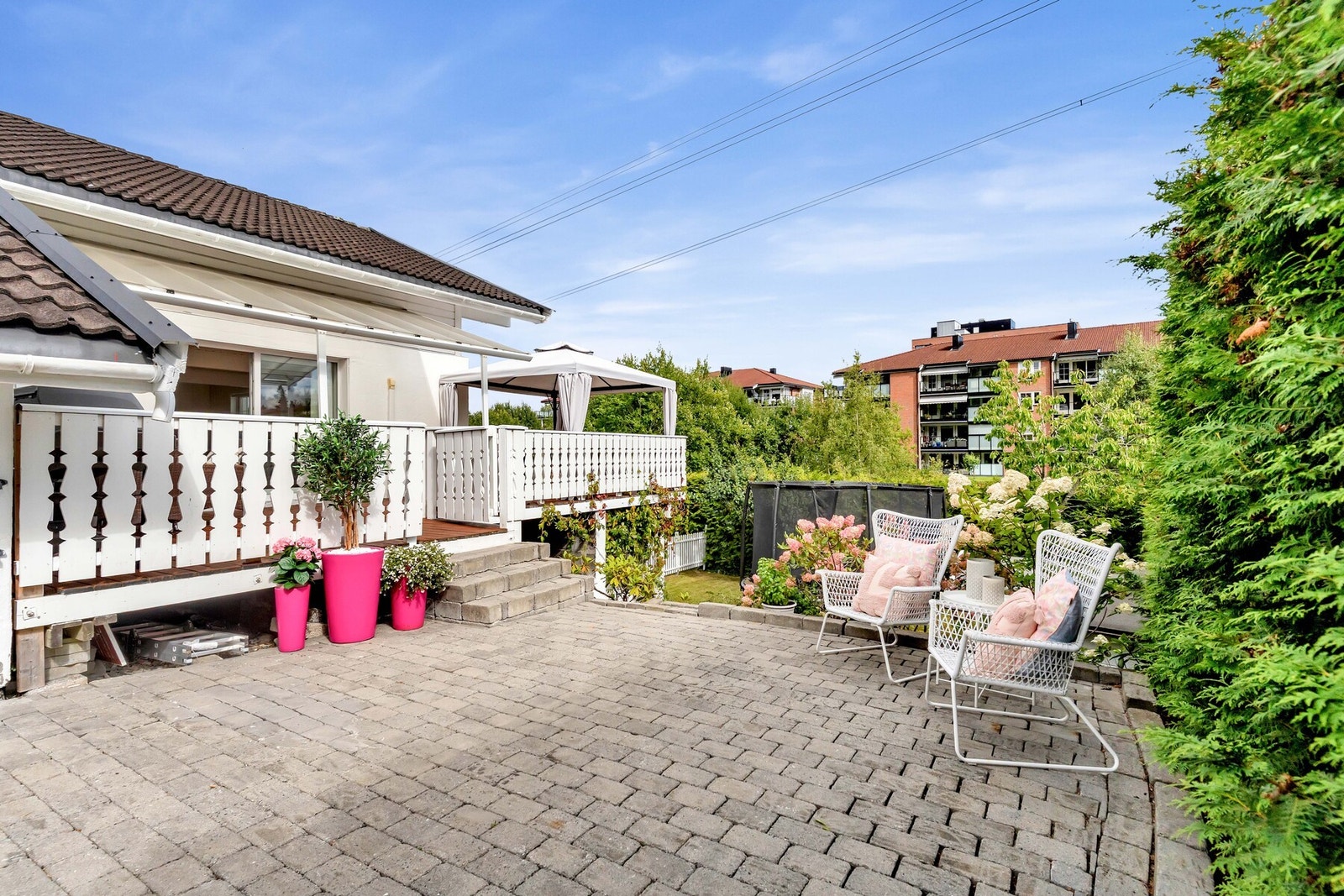 En romslig uteplass som inviterer til å nyte årstidene fullt ut - fra kaffekoppen i morgensolen til lange sommerkvelder. Galleribilde