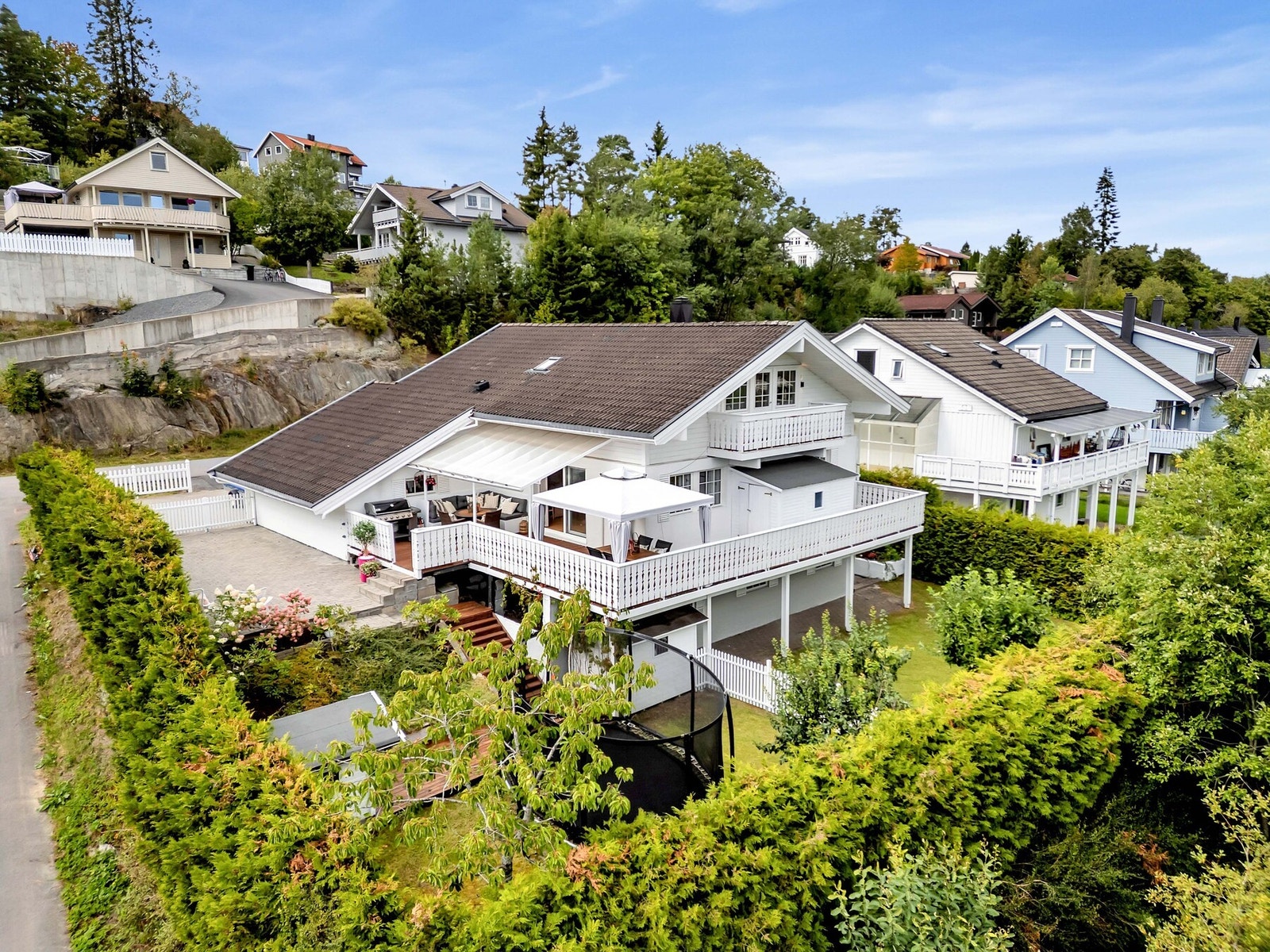 Dette er et hjem som kombinerer moderne komfort med et trygt og barnevennlig nabolag! Galleribilde