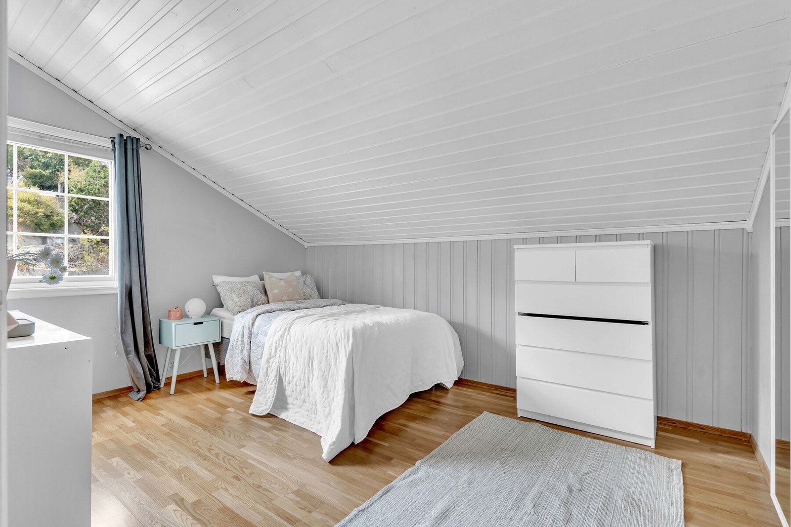 Soverom 2 er et romslig og innbydende soverom i andre etasje med god plass til seng, garderobe og arbeidsplass - perfekt for barn eller gjester. Galleribilde