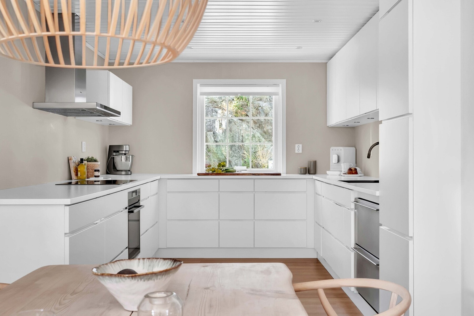 Kjøkkenet fremstår lyst og stilrent med glatte fronter, laminert benkeplate og gjennomførte løsninger fra 2016. Galleribilde