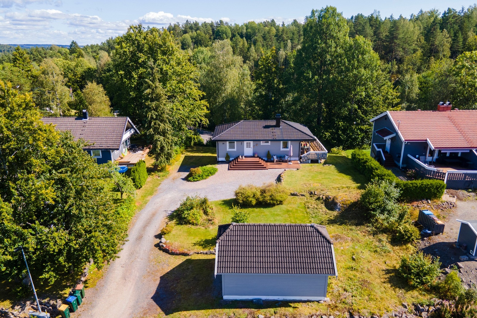 Enebolig og garasje på solrik tomt Galleribilde
