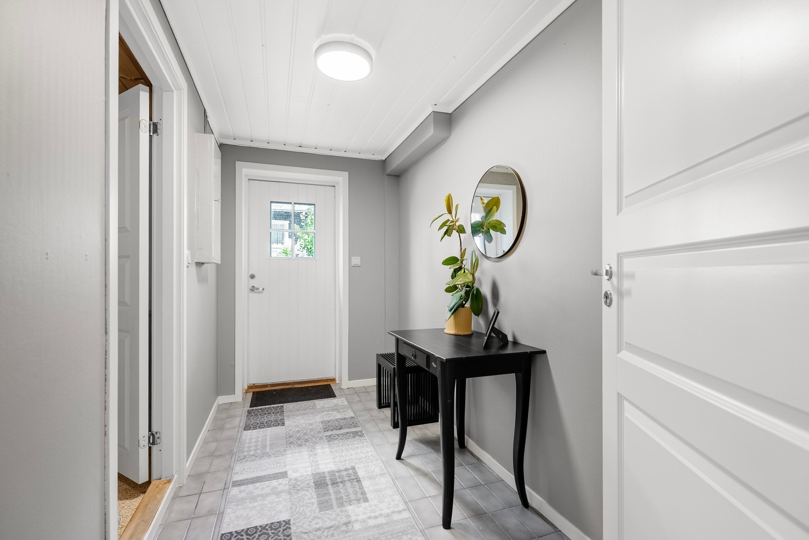 Separat inngang i kjeller Galleribilde