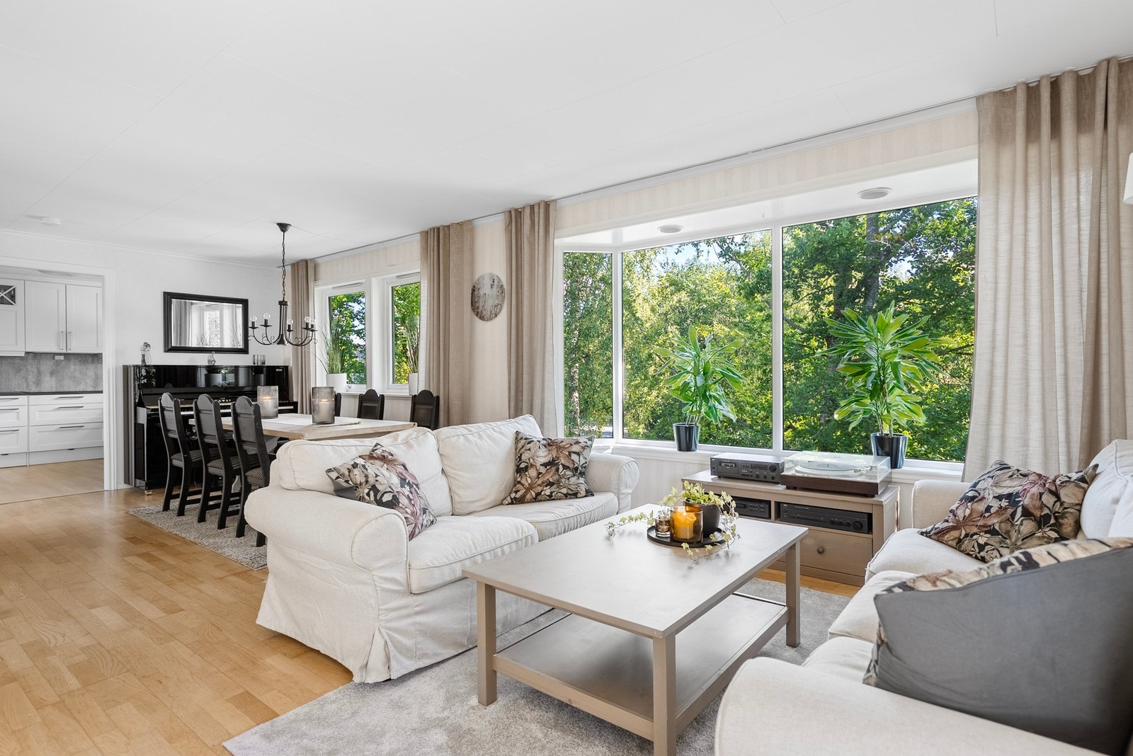 Stuen har plass til salong og spiseplass Galleribilde