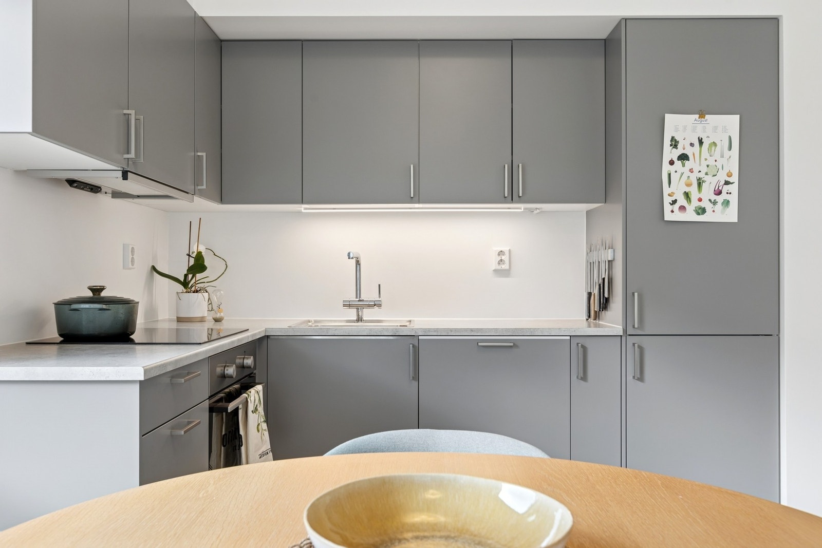 Kjøkkenet er godt utstyrt med skap, skuff- og benkeplass. Galleribilde