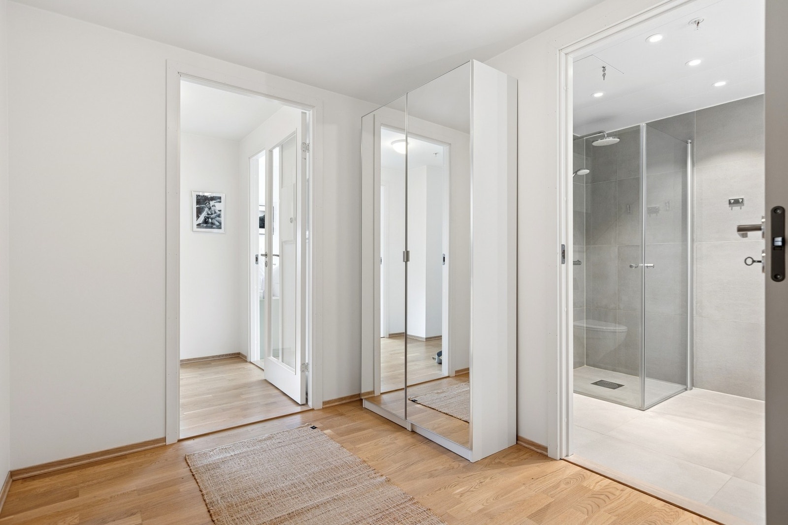 Innbydende entré med romslig plass til garderobeløsninger og praktisk oppbevaring Galleribilde