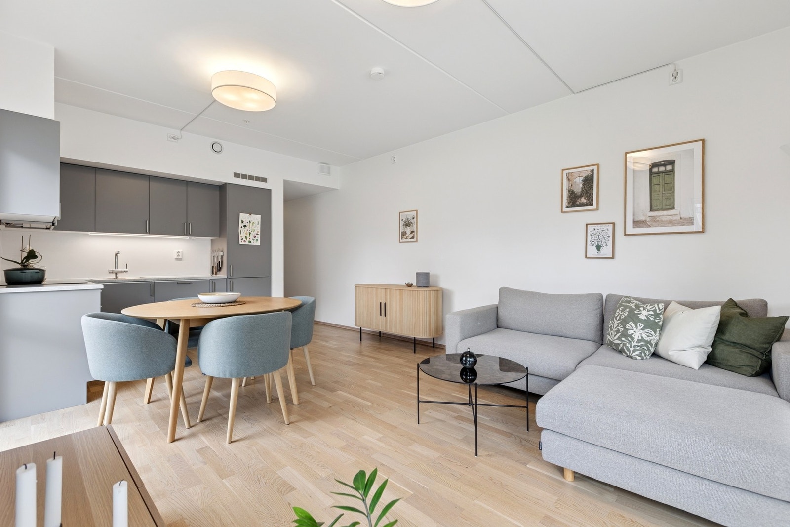 Stue og kjøkken ligger i åpen løsning og måler 23,5 kvm. Galleribilde