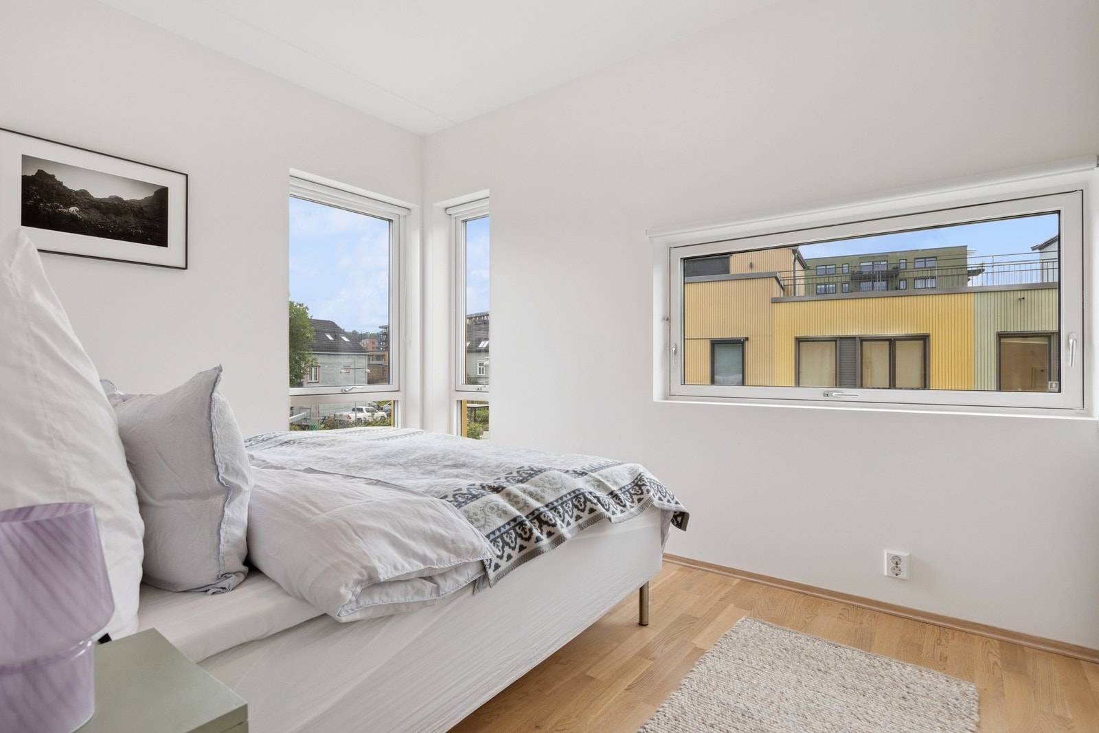 Soverommet har flere store vindusflater som gir rikelig med naturlig lysinnslipp. Galleribilde