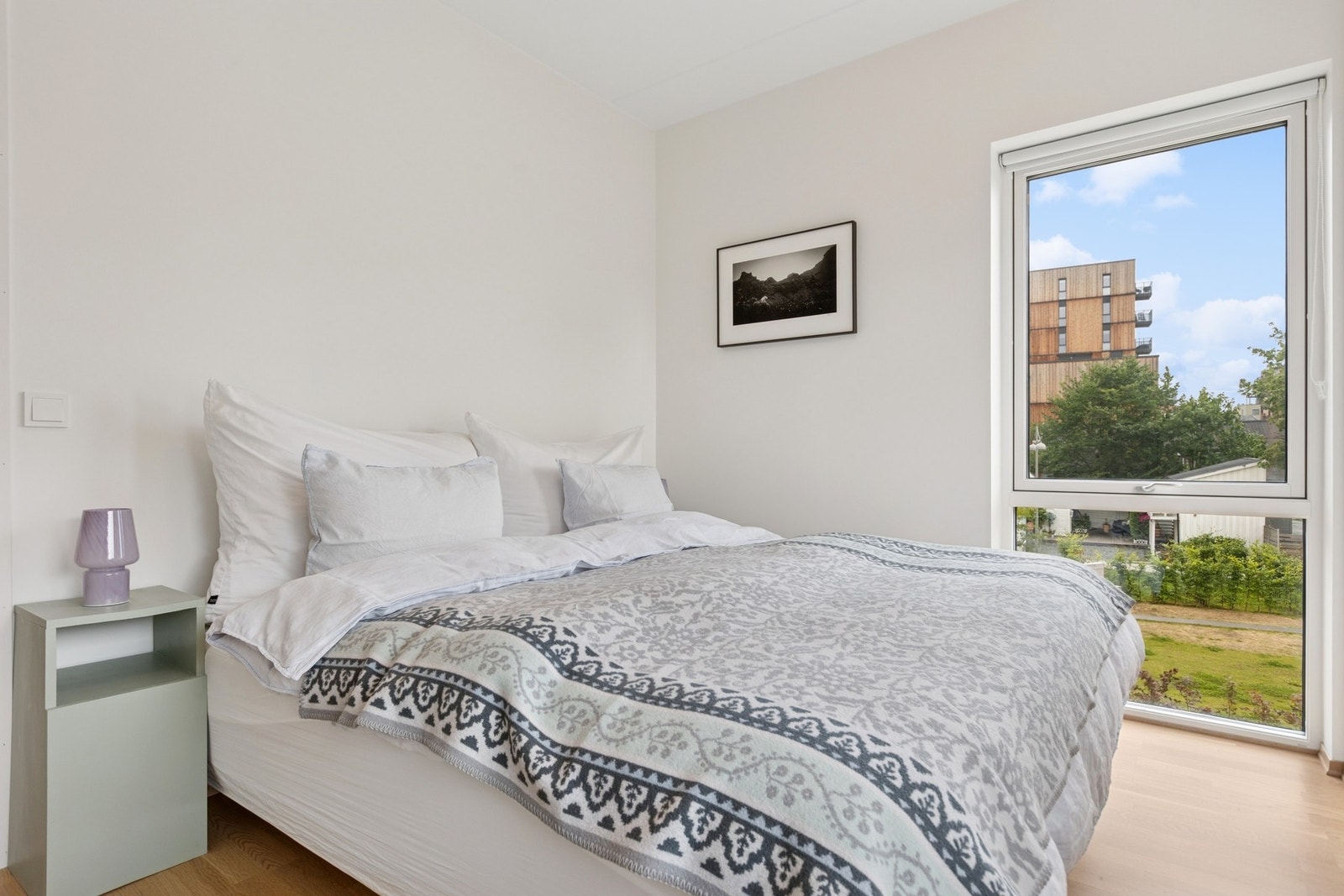 Leiligheten har to lyse og luftige soverom på henholdsvis 10,5 og 7 kvm. Galleribilde