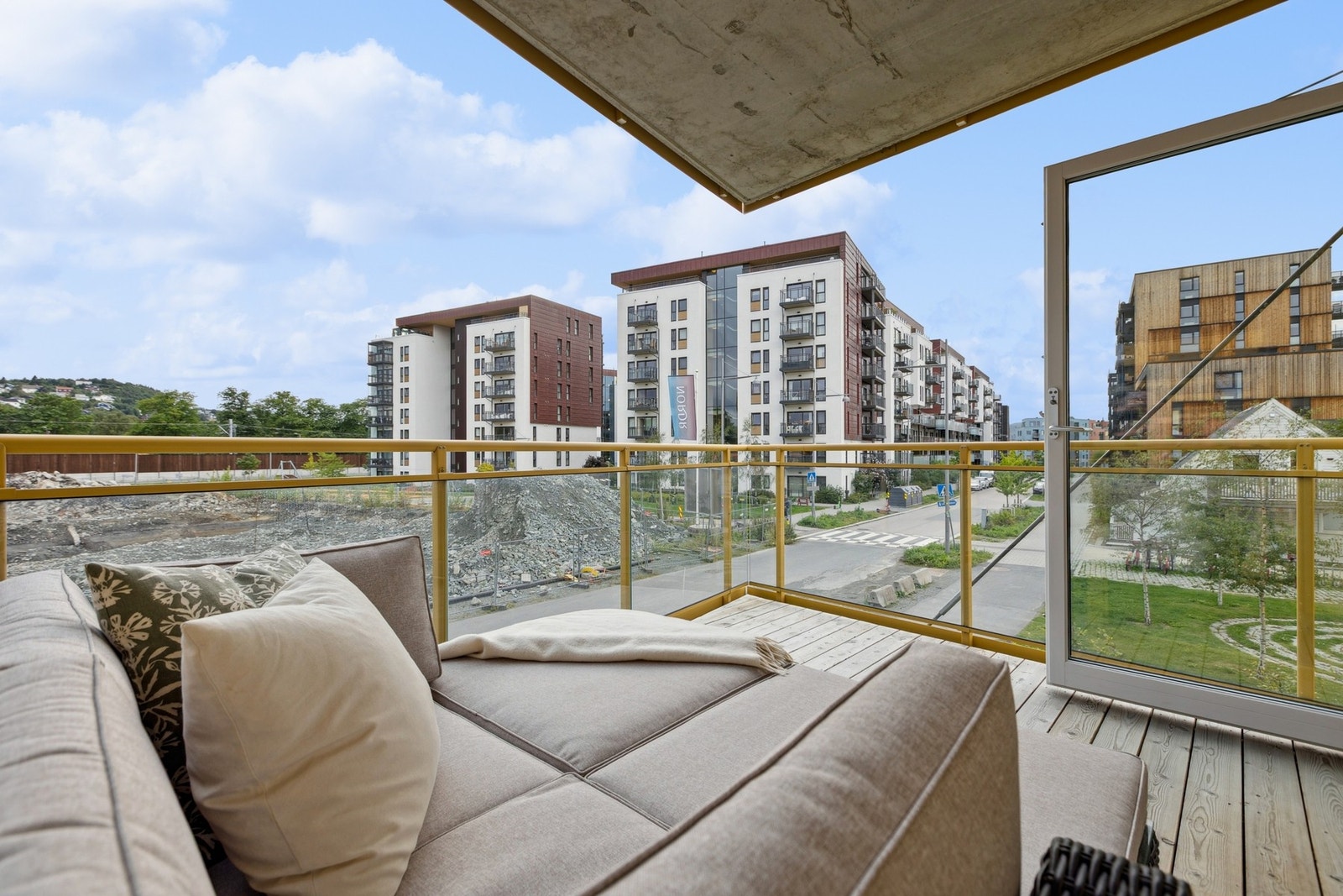 Fra leiligheten er det kort vei til dagligvarebutikker, kollektivtransport, kjøpesentre, skole, treningssenter og mer - alt du trenger i hverdagen er rett i nærheten. Galleribilde