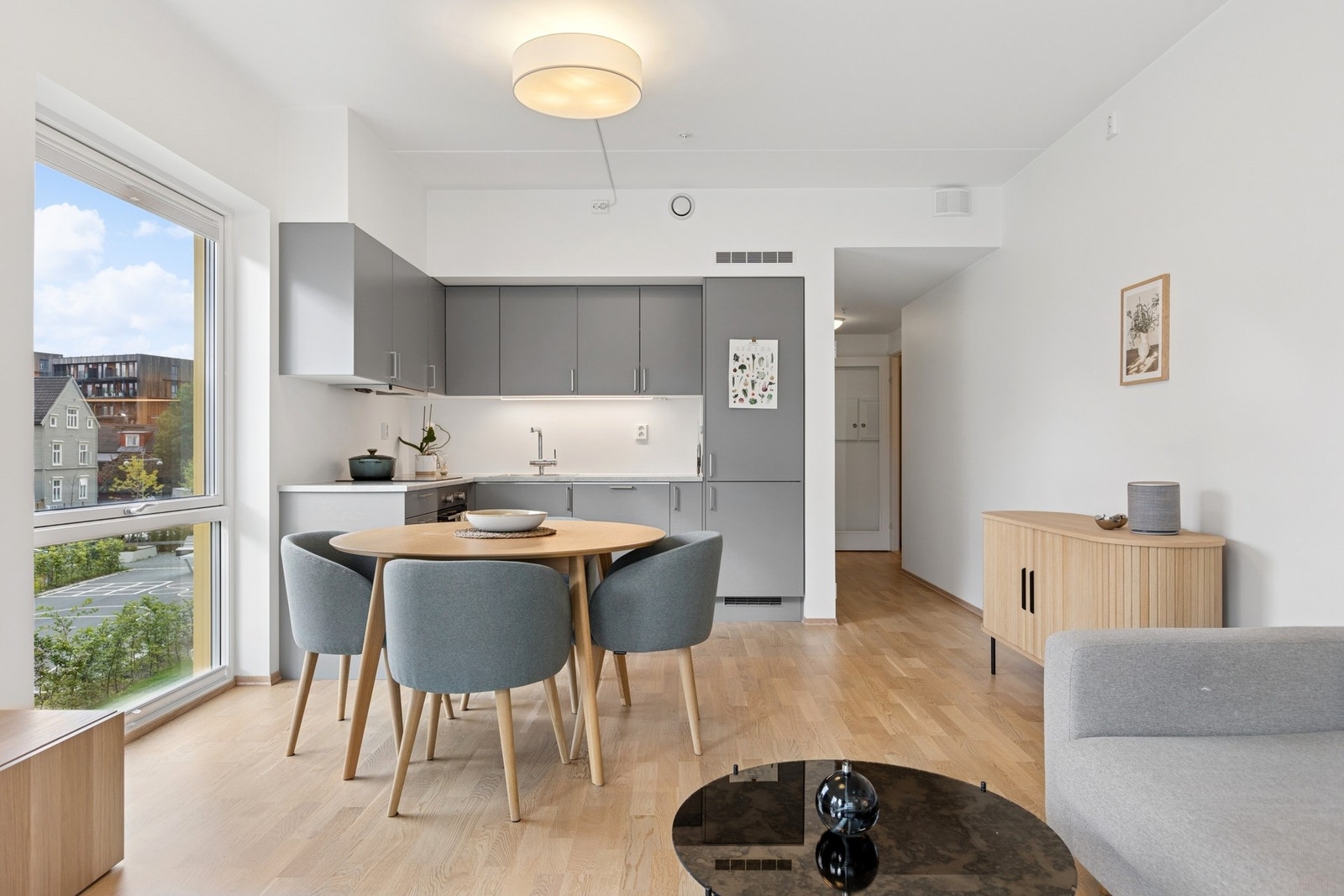 Kjøkkenet er utstyrt med integrerte hvitevarer som stekeovn, platetopp, kjøl/fryseskap og oppvaskmaskin. Galleribilde