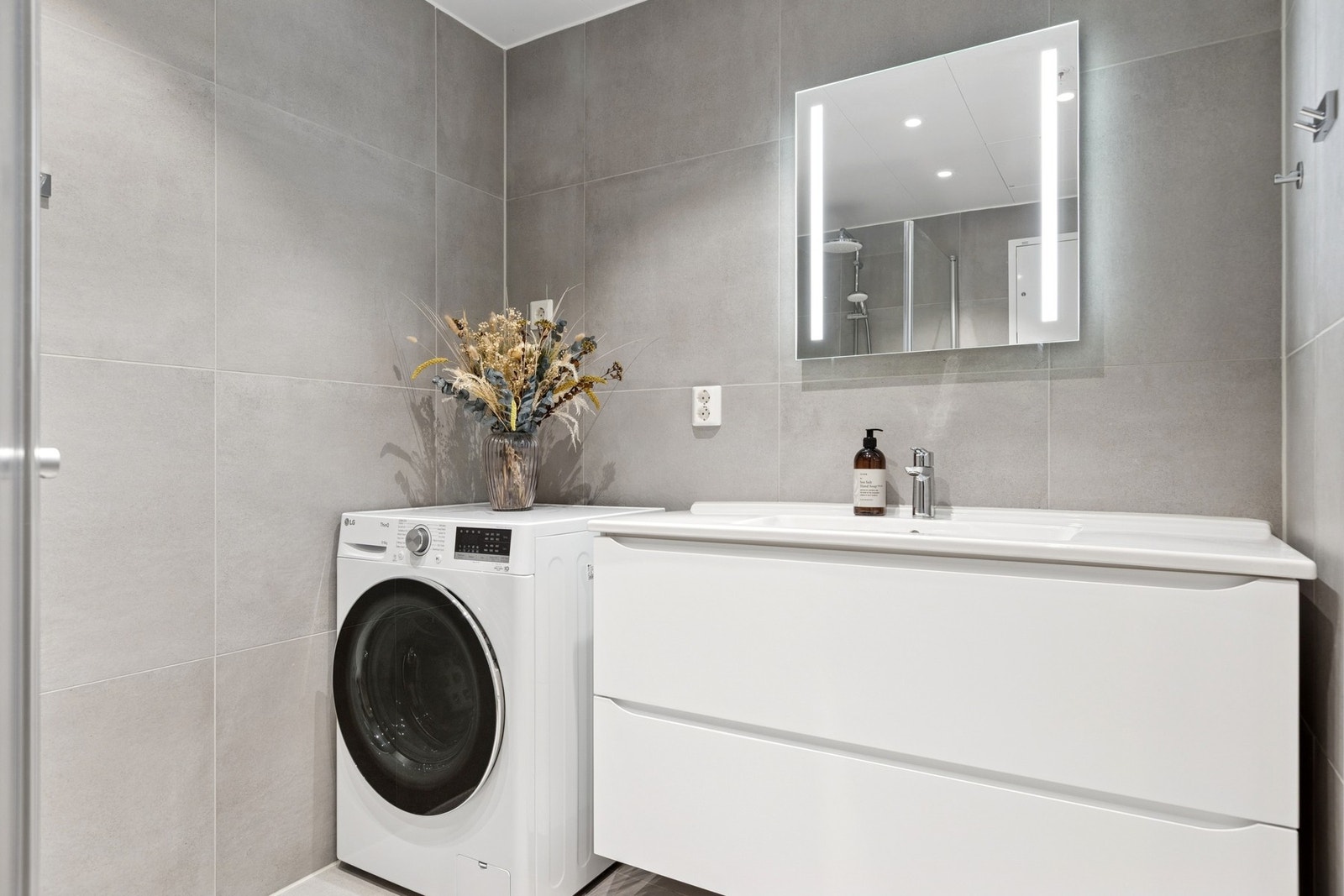 Badet har downlights i himling og er utstyrt med opplegg for vaskemaskin. Galleribilde