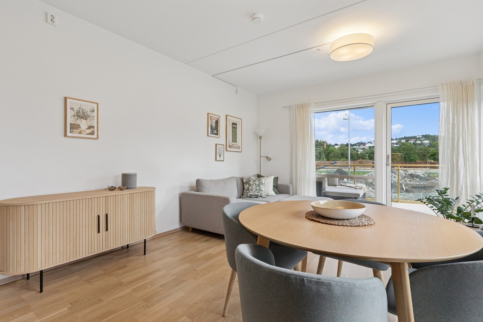 Leiligheten fremstår lys og moderne med parkettgulv og komfortabel gulvvarme fra fjernvarme. Galleribilde