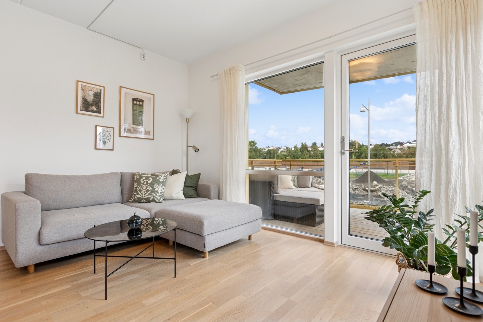 Stuen er åpen og luftig, med god takhøyde og store vindusflater. Galleribilde