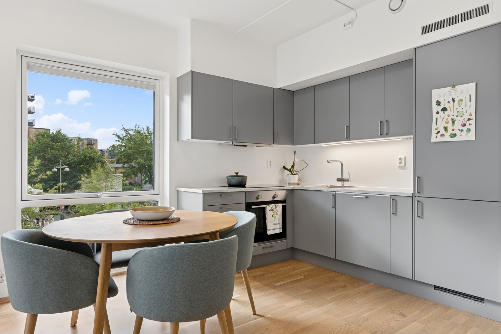 Det passer utmerket å innrede med spisegruppe mellom stue og kjøkken. Galleribilde