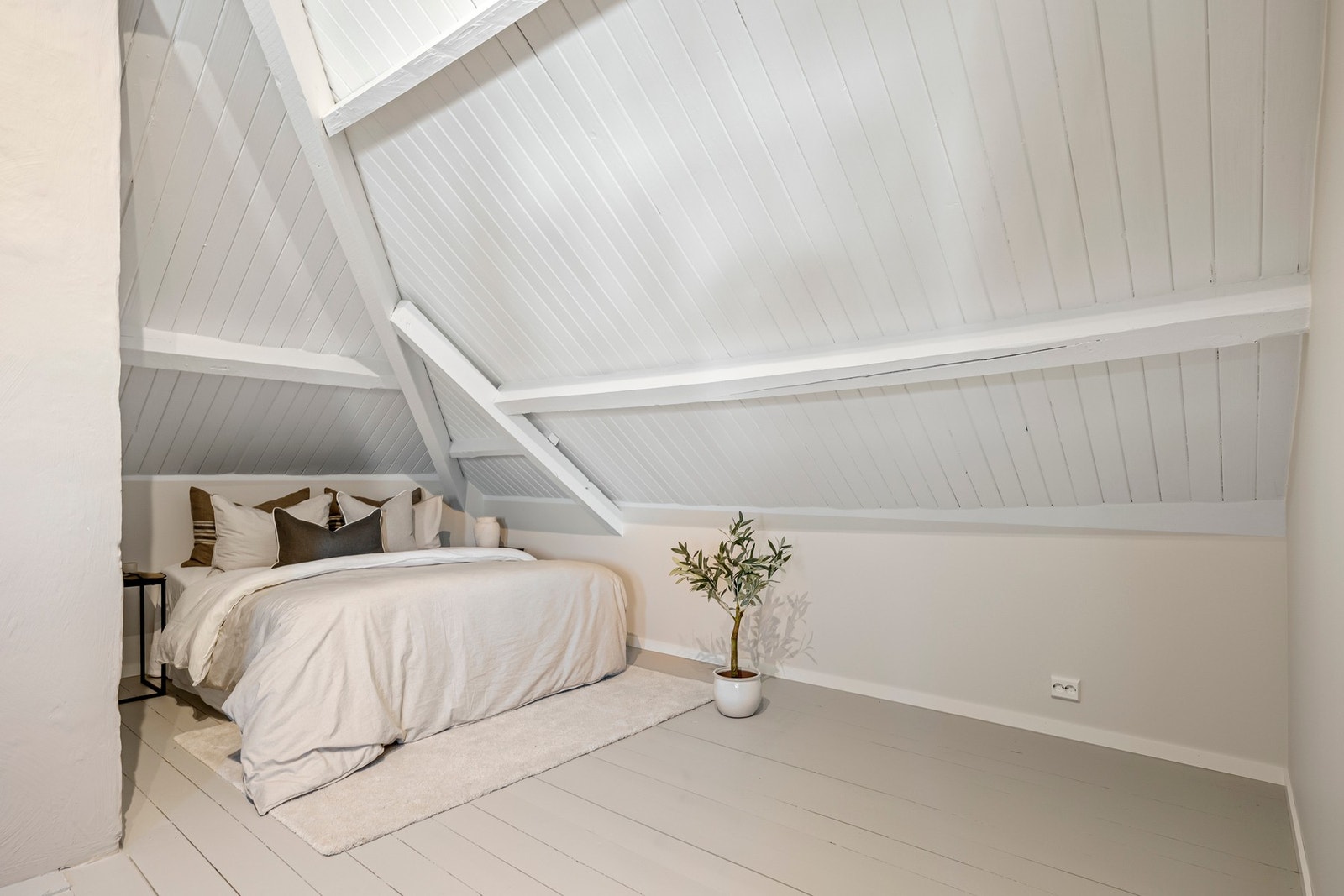 Loftet passer ypperlig til et ekstra soverom eller stue, som kontor eller kanskje til gjester eller ungdommen? Galleribilde