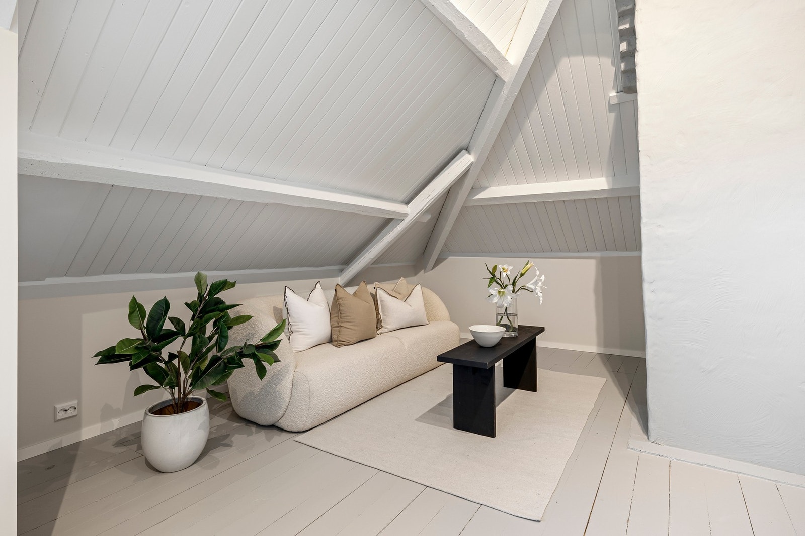 Tegninger viser godkjent soverom på loftet, men selger har fjernet noen vegger slik at rommet har blitt større (se salgsoppgave). Galleribilde