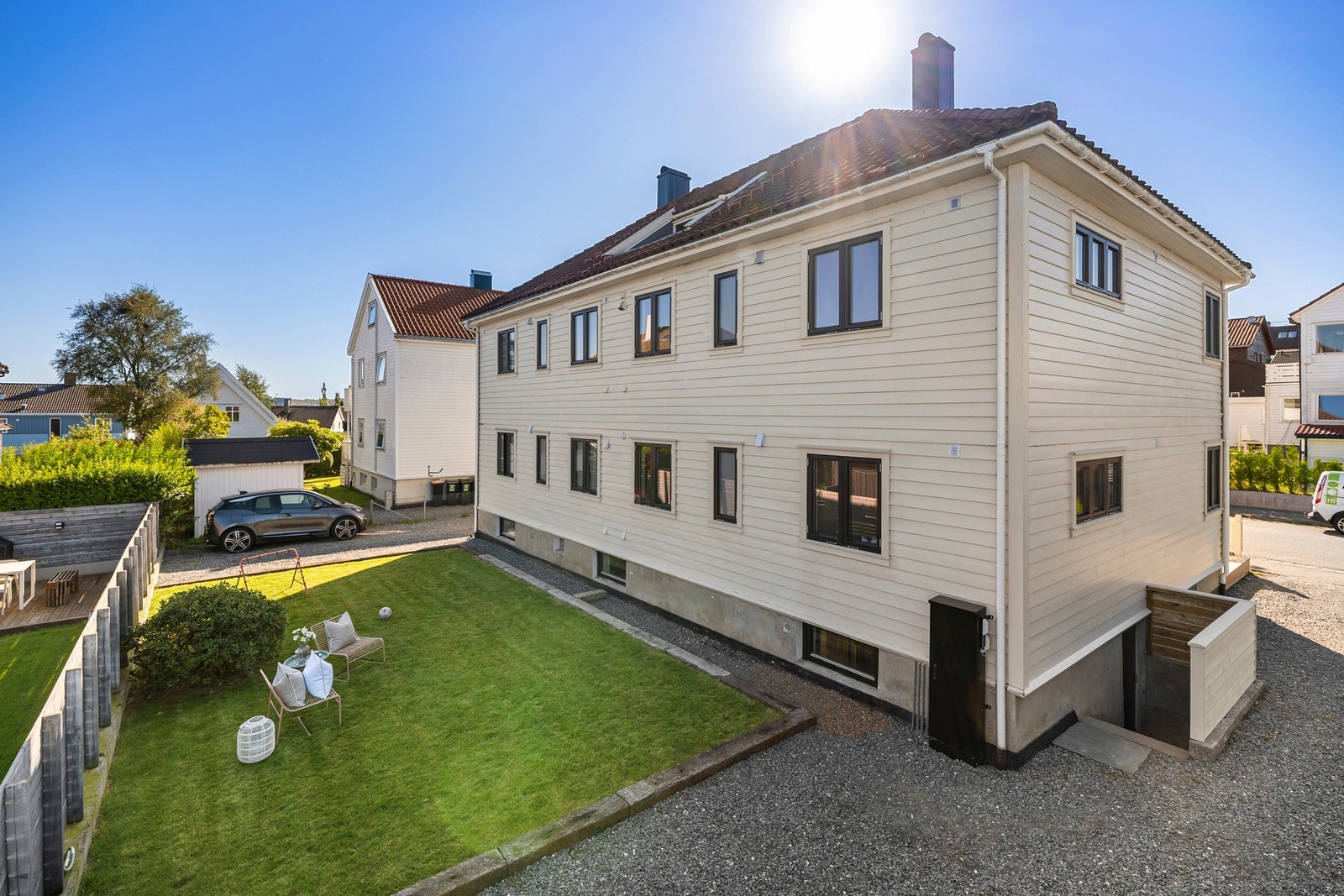 Felles hage. Her kan du sløve i solen eller invitere til et slag kubb. Galleribilde