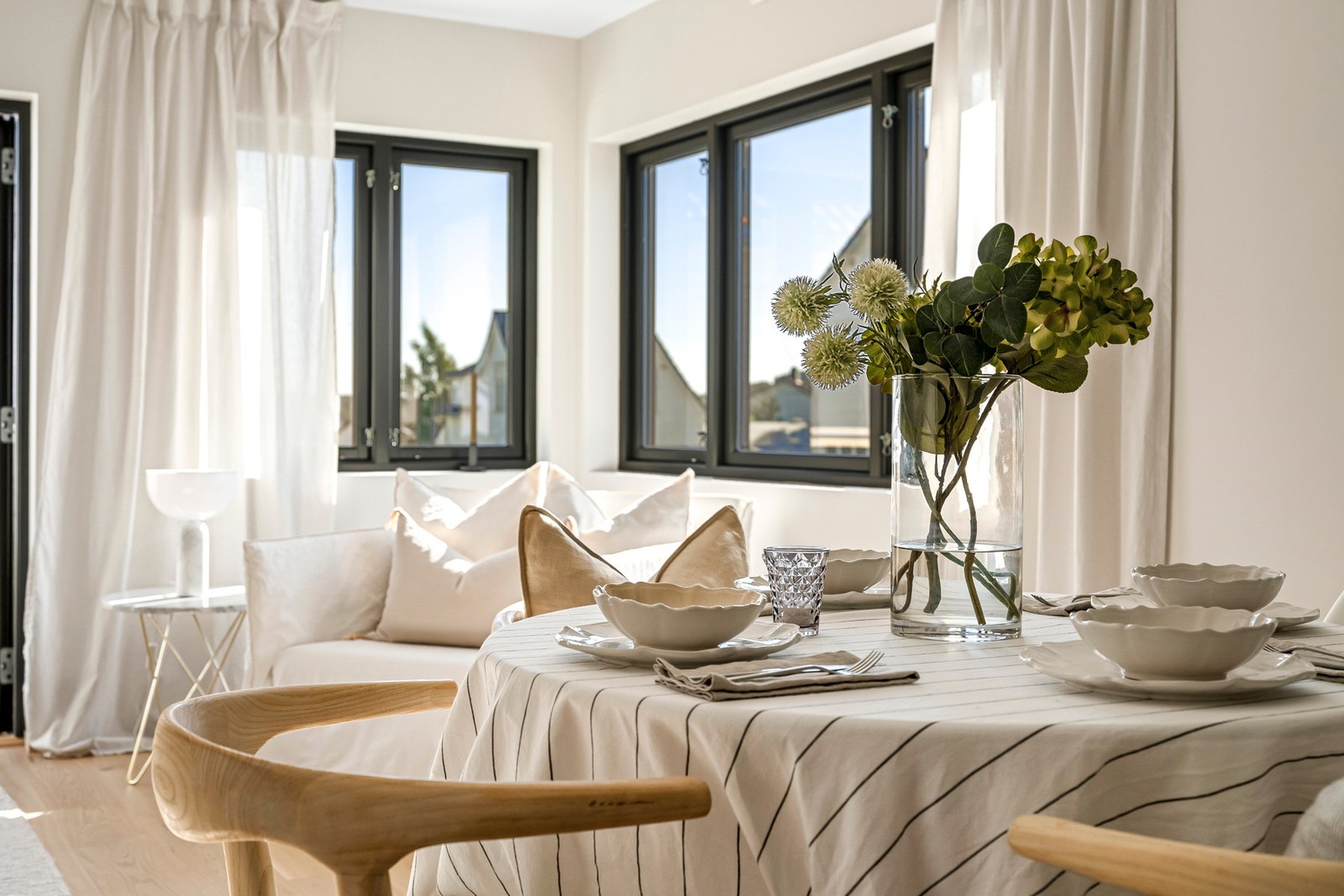 Vinduer i to himmelretninger slipper inn rikelig med lys. Galleribilde