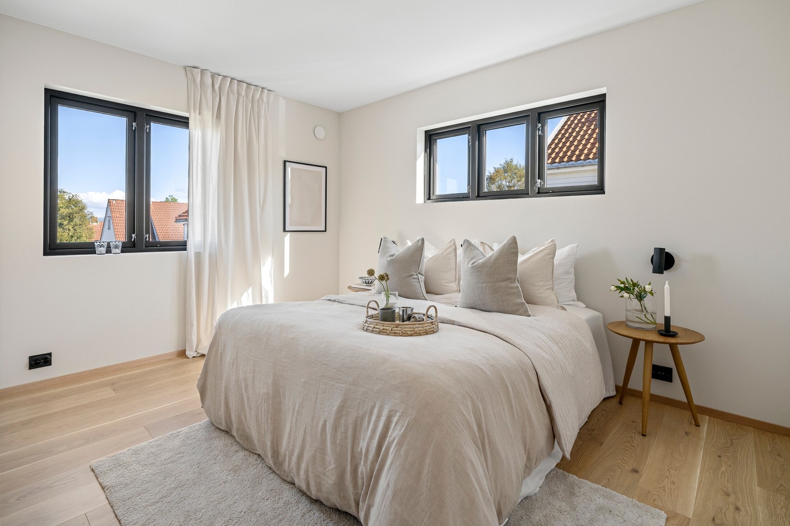 Lyst og luftig hovedsoverom. Galleribilde