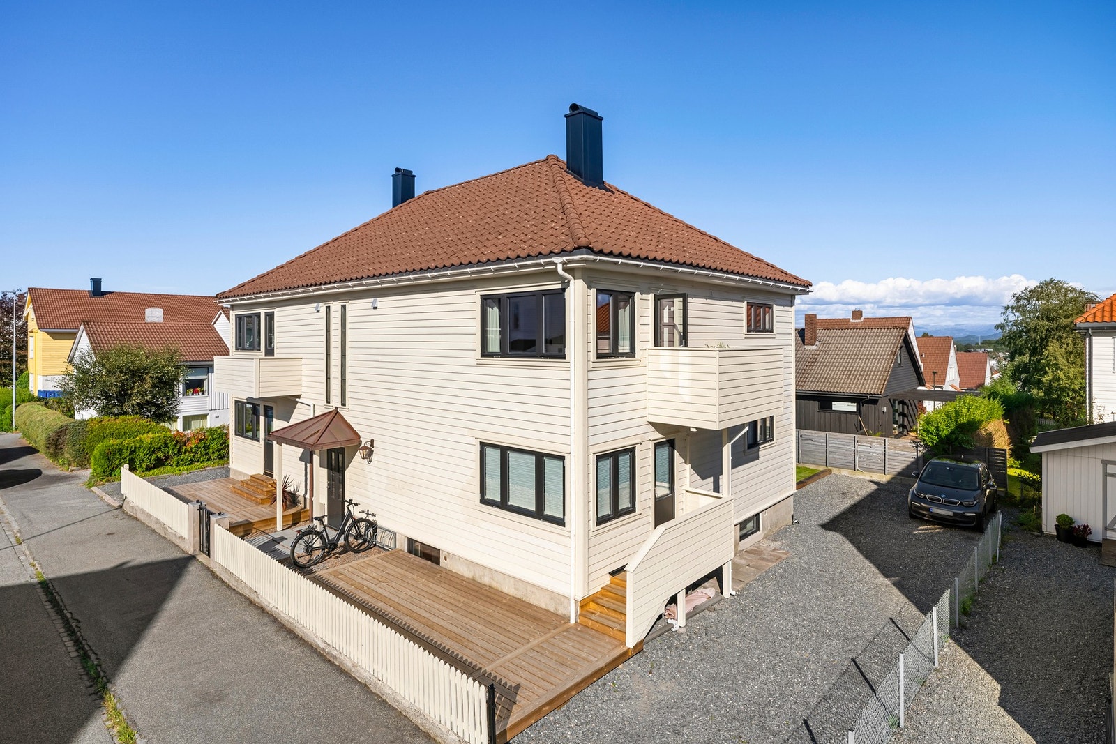 Parkering på tomt. Galleribilde