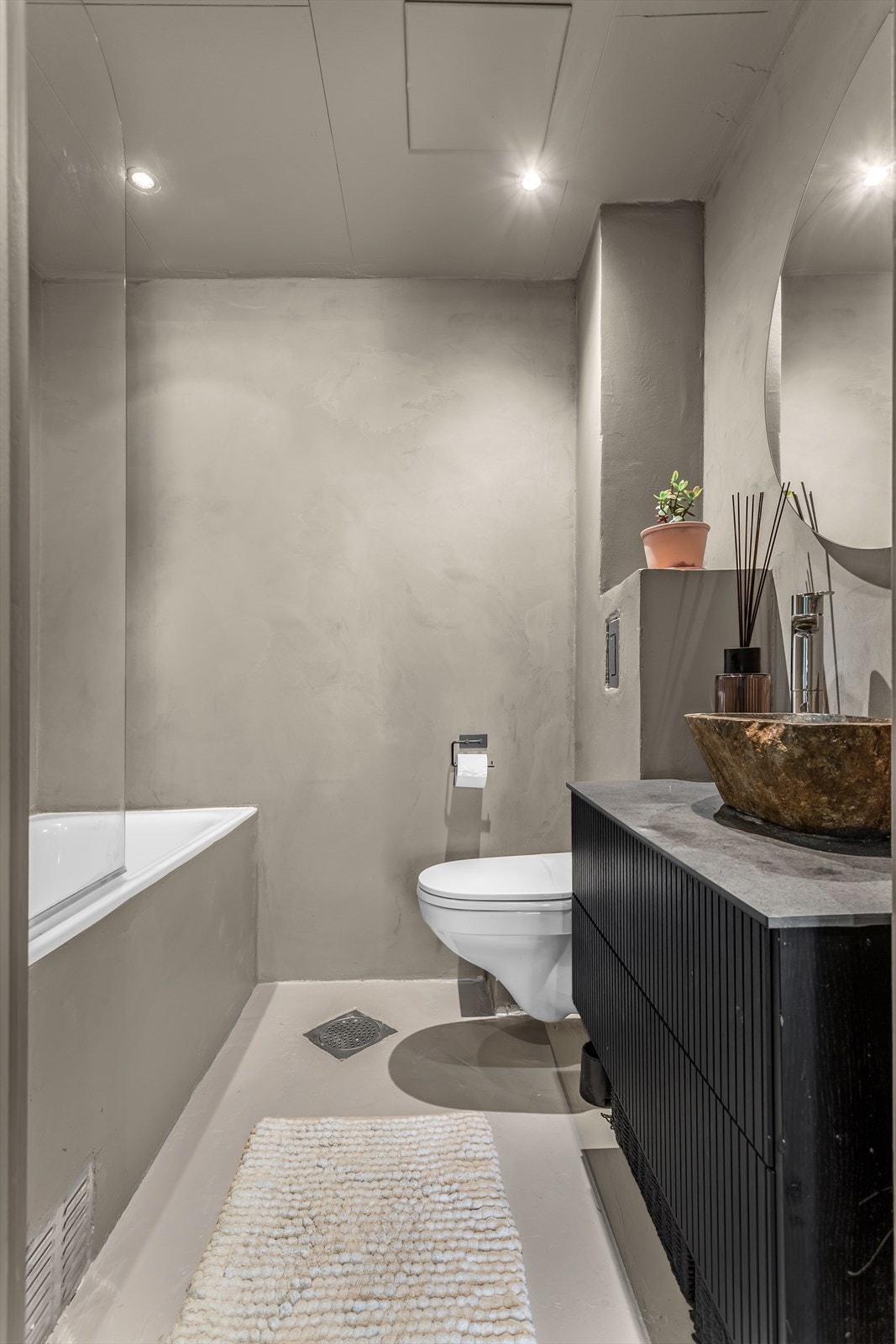 Fliser på gulv med mikrosement over og gulvvarme. Galleribilde