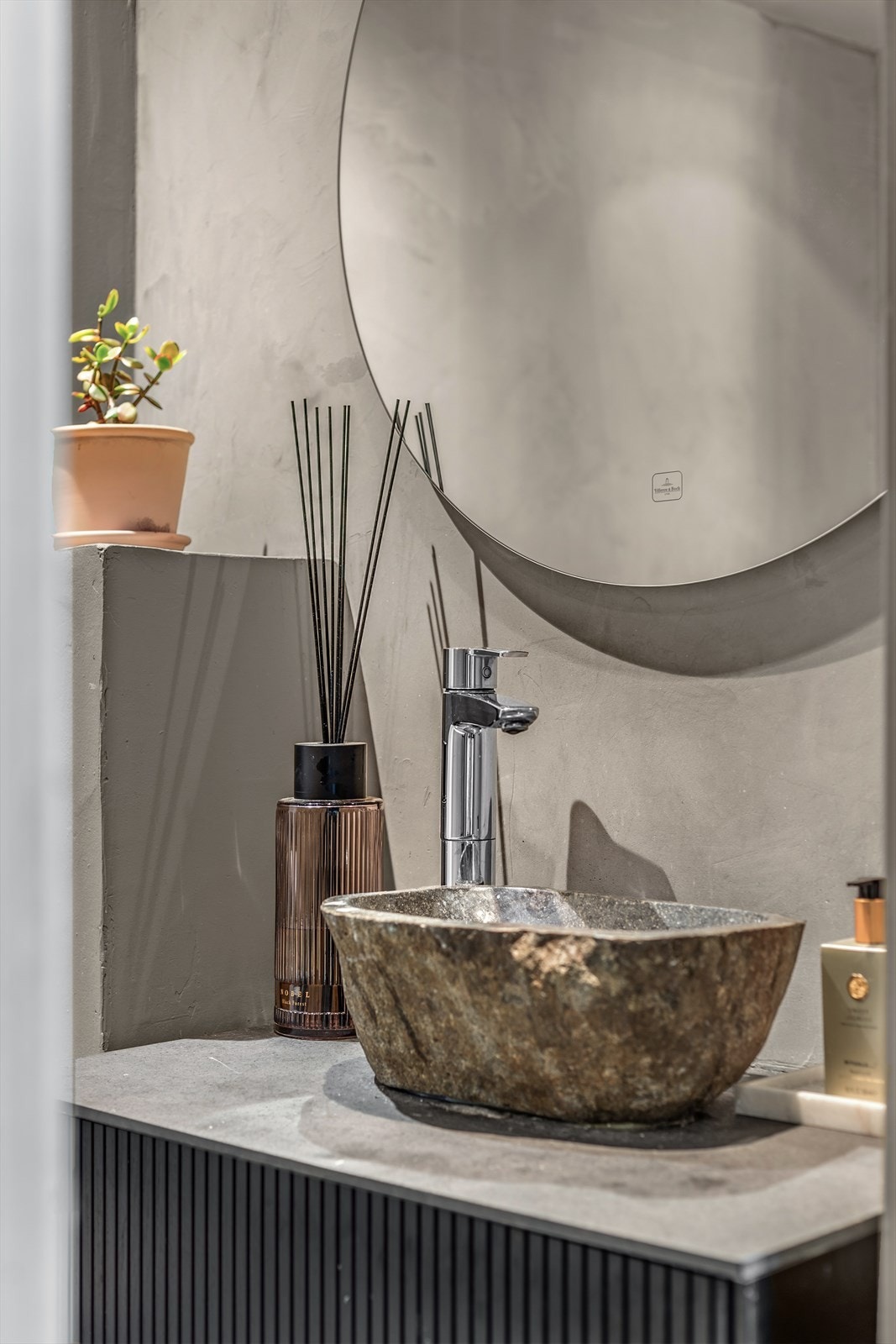 Ny baderomsinnredning, speil og dusjhode i 2024. Galleribilde