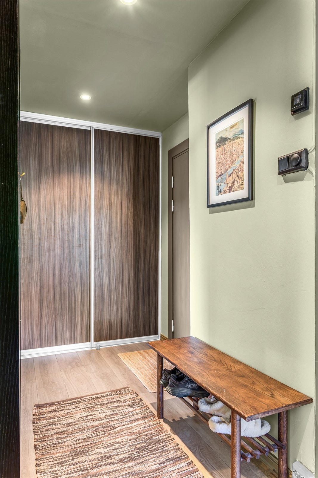 Innbydende entre med plass til garderobeskap for oppbevaring av yttertøy. Galleribilde