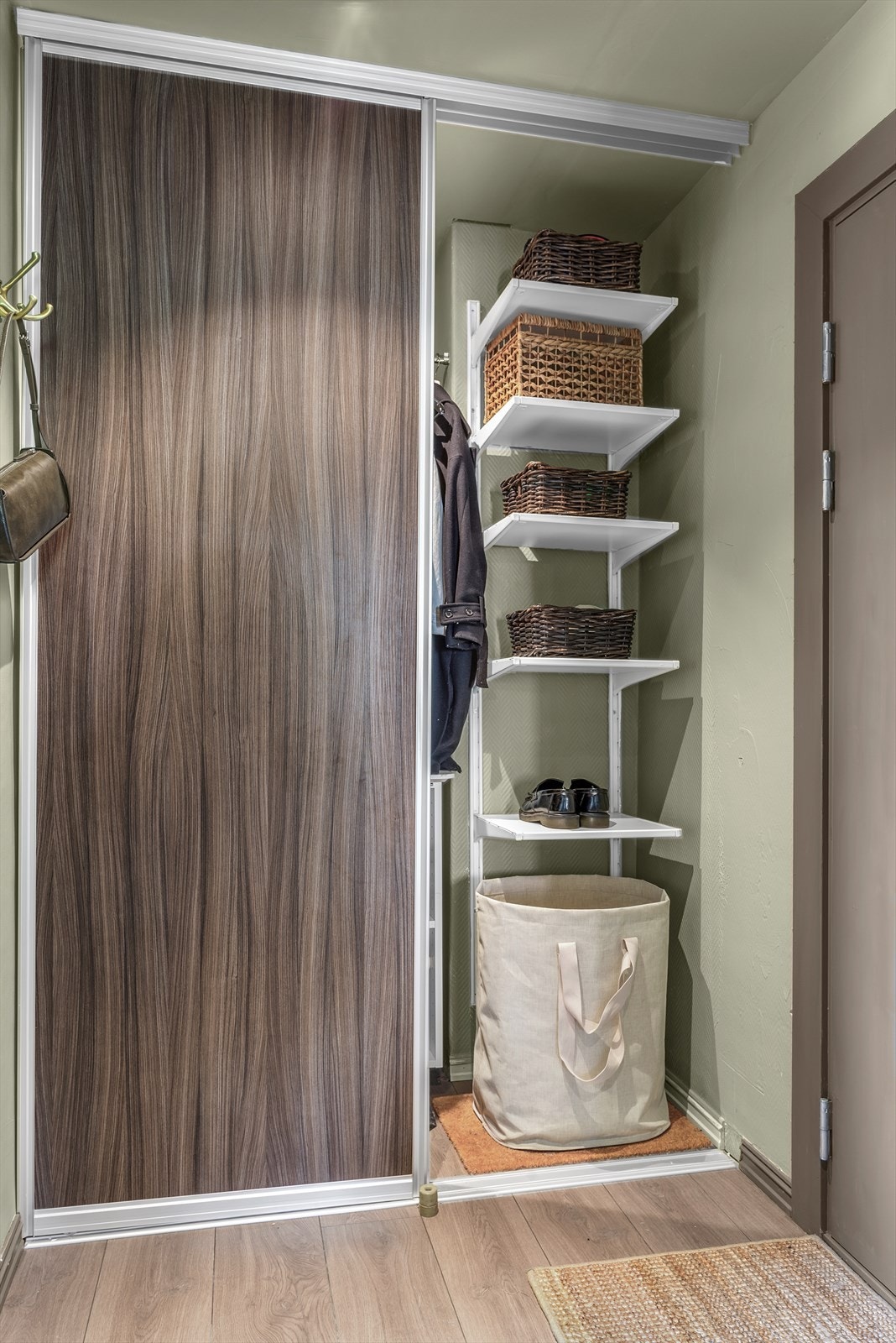 Det er forøvrig kjellerbod på 2m² og 2m², i tillegg til loftsbod på 7m² for ytterligere oppbevaring. Galleribilde