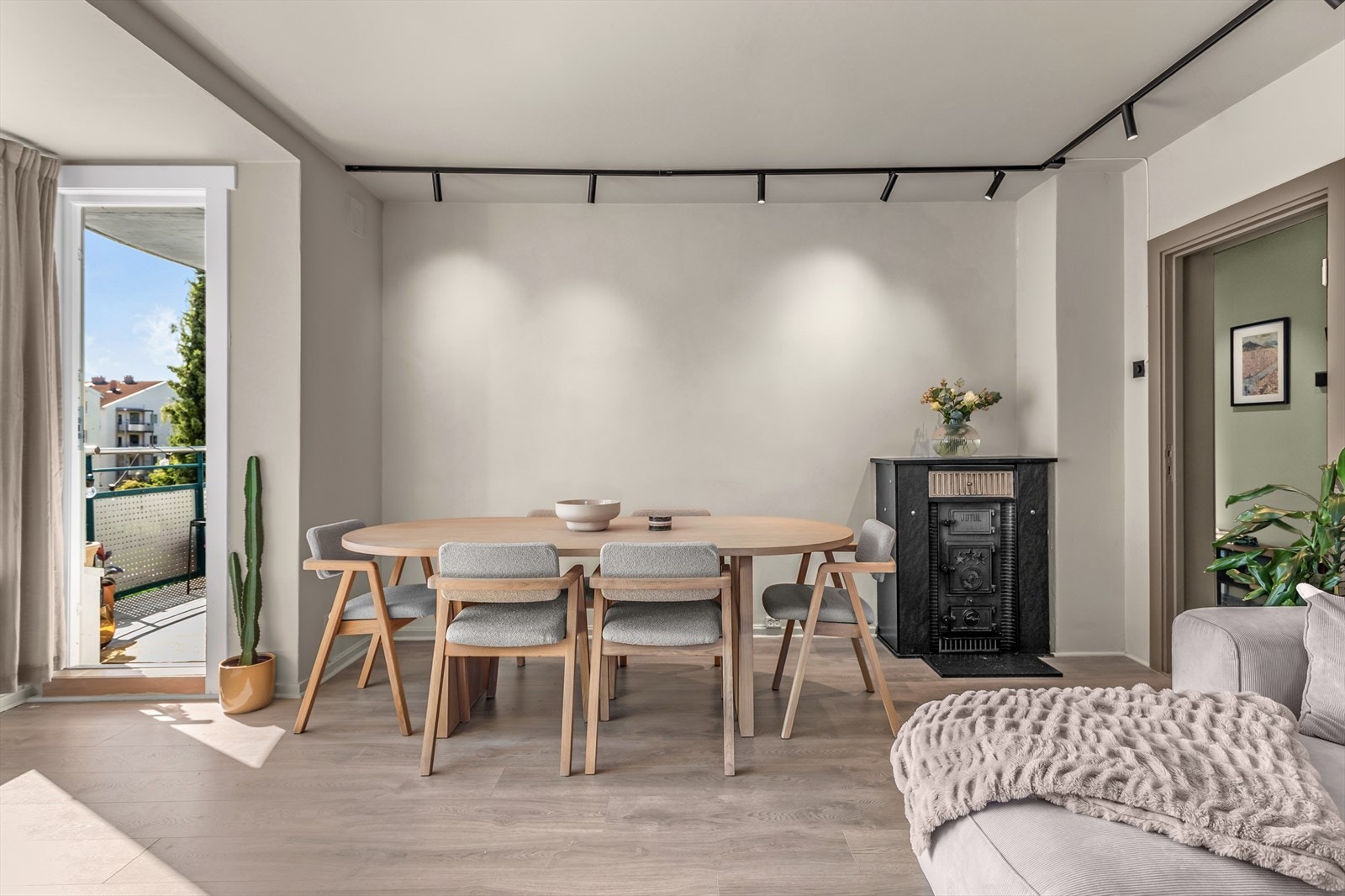 Dette er en stor og lys 2-roms leilighet med fine solforhold i idylliske og grønne omgivelser på Lambertseter i bydel Nordstrand. Galleribilde