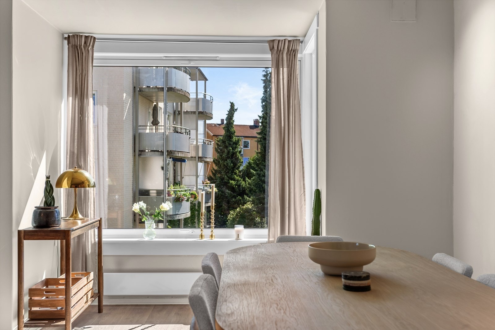 Dagslyset strømmer inn via store vinduer og skaper en hyggelig atmosfære. Galleribilde