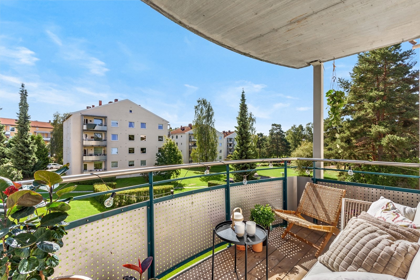 Fra stuen er det utgang til en stor sydøstvendt balkong på ca. 6m² med flott utsyn mot grøntområdet. Galleribilde