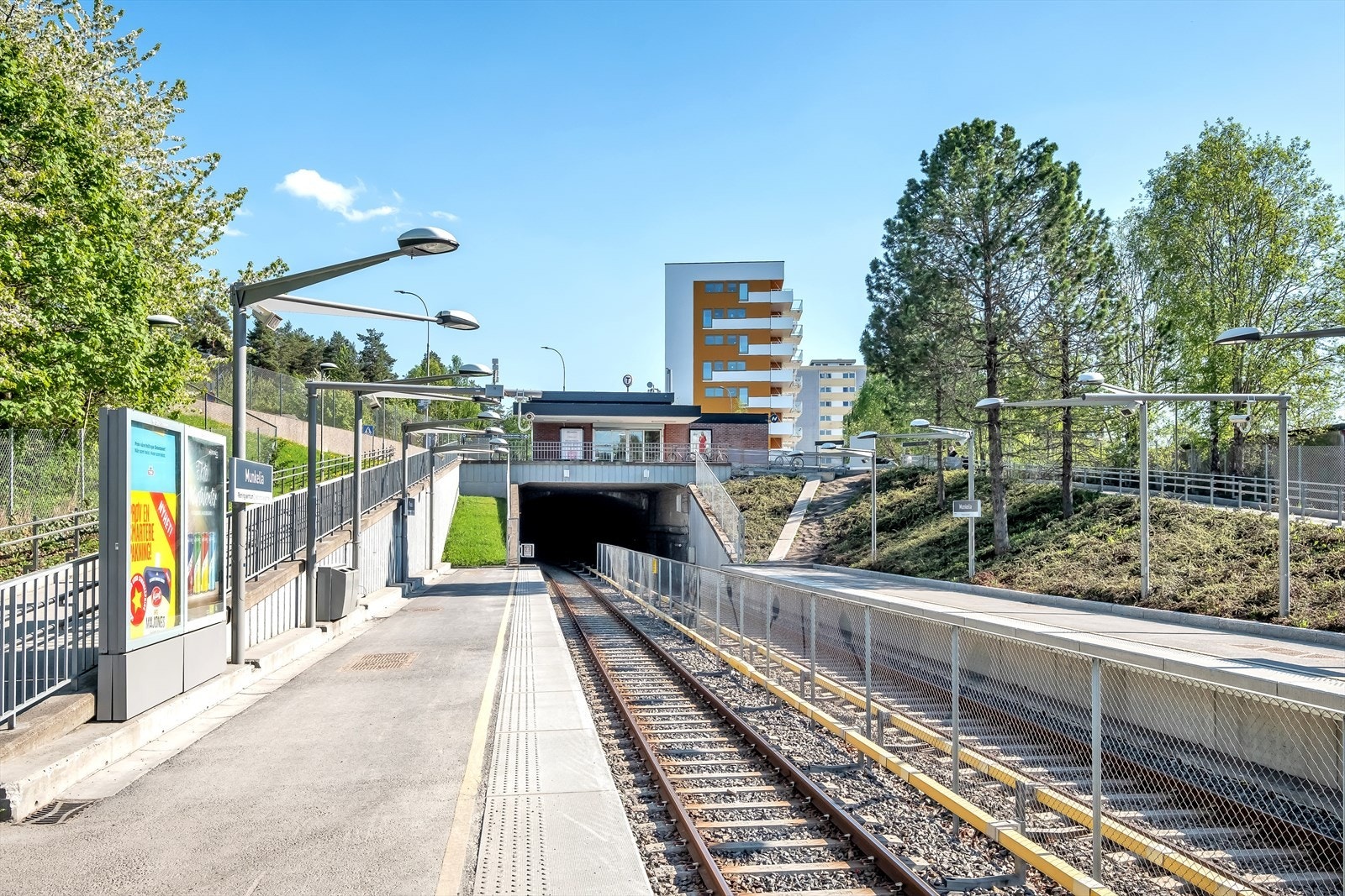 Kollektivtilbudet er svært godt, med Munkelia T-banestasjon kun få minutters gange unna. Herfra tar det ca. 18 minutter med T-bane til Oslo sentrum. Galleribilde
