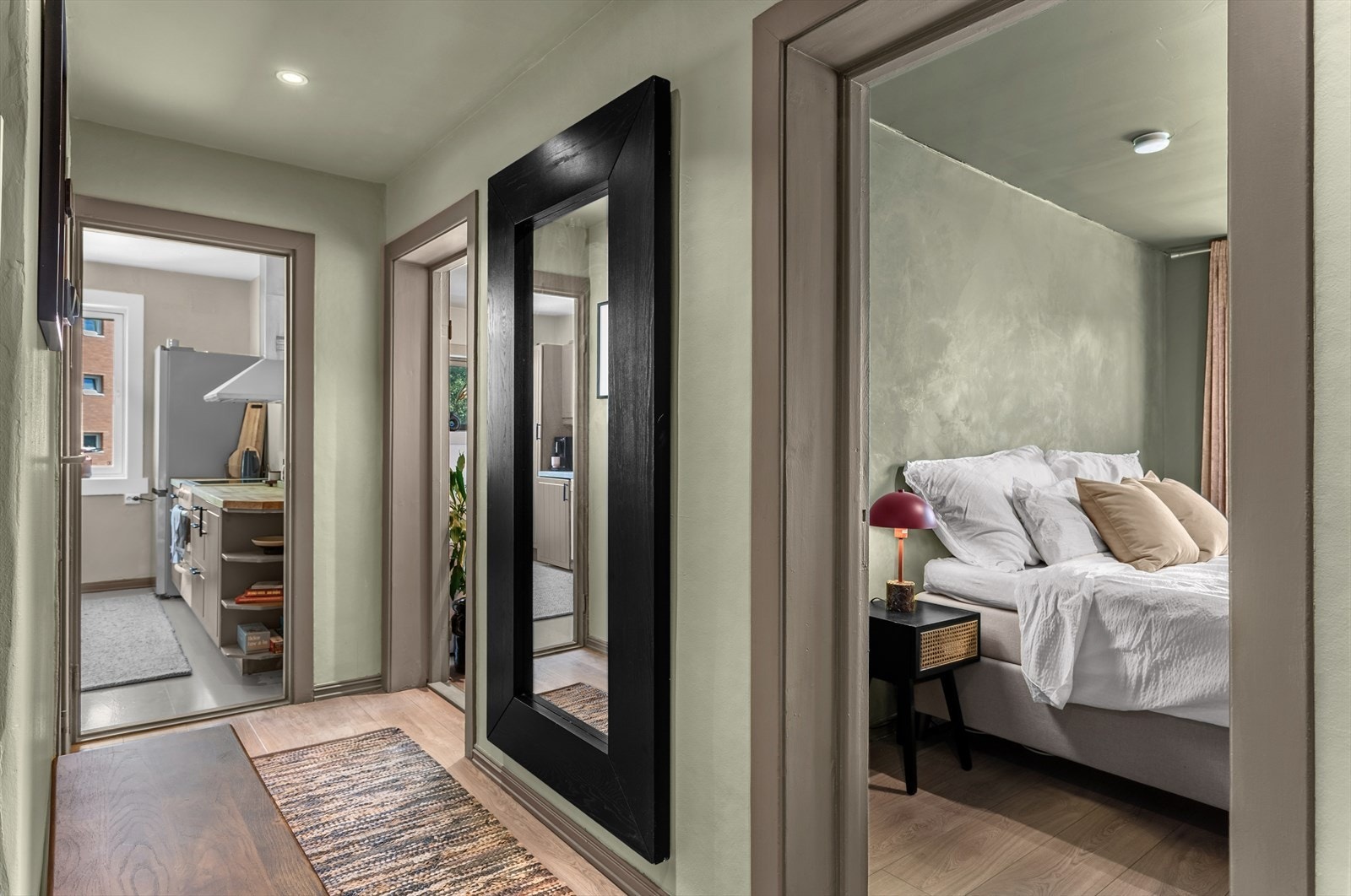 Den gode, åpne planløsningen med romslige oppholdsrom og store vindusflater, skaper en særledes luftig romfølelse. Galleribilde