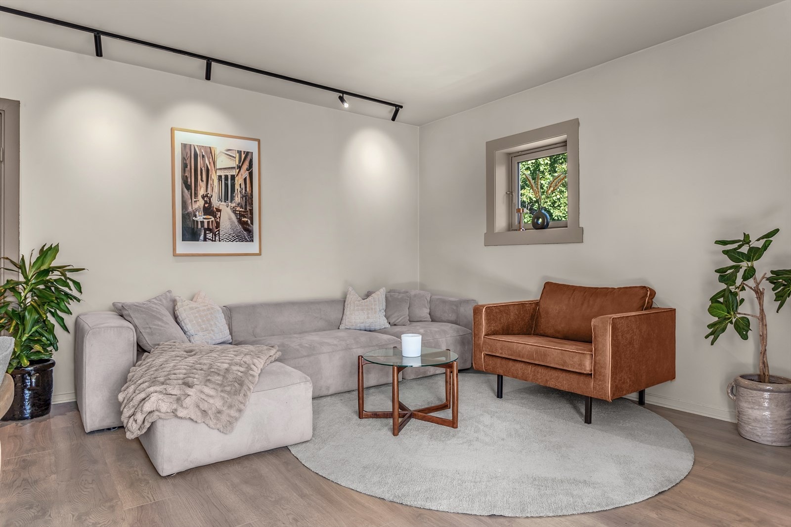 Dette er en hjørneleilighet med et ekstra vindu i stuen. Galleribilde