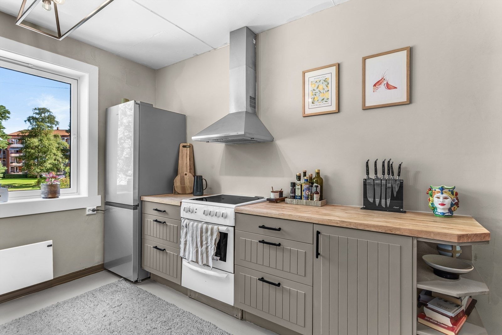 Malt fronter, slipt benkeplate, nye håndtak, nytt kjøleskap og taklampe i 2024. Galleribilde