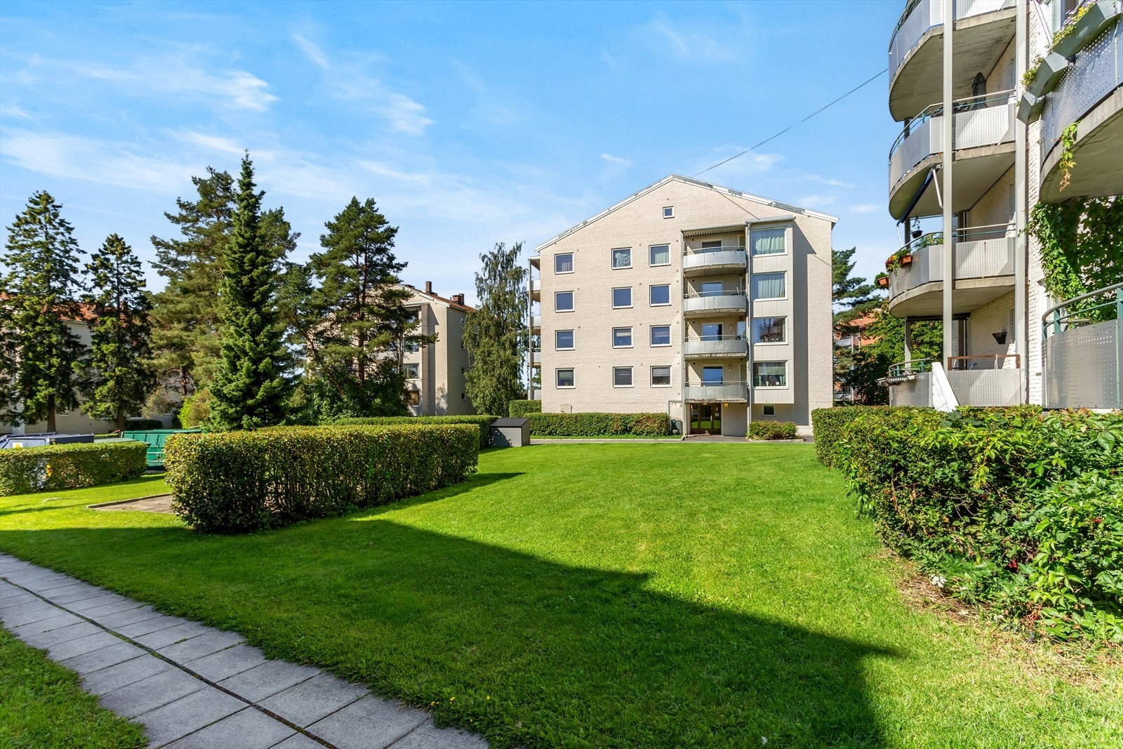 Området er kjent for sitt grønne preg, gode bomiljø og familievennlige atmosfære. Galleribilde