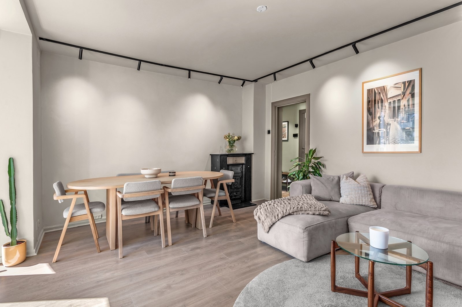 Stuen er malt i stilfulle og tidsriktig farger. Galleribilde