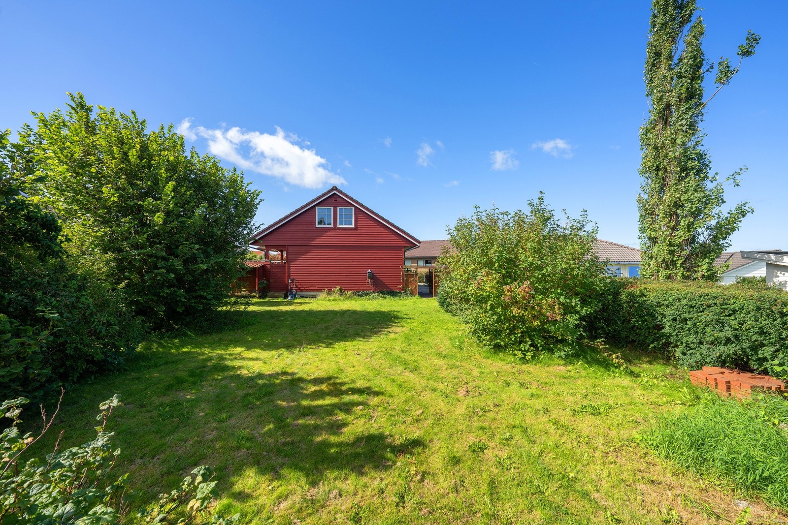 Romslig hage med gode solforhold. Galleribilde